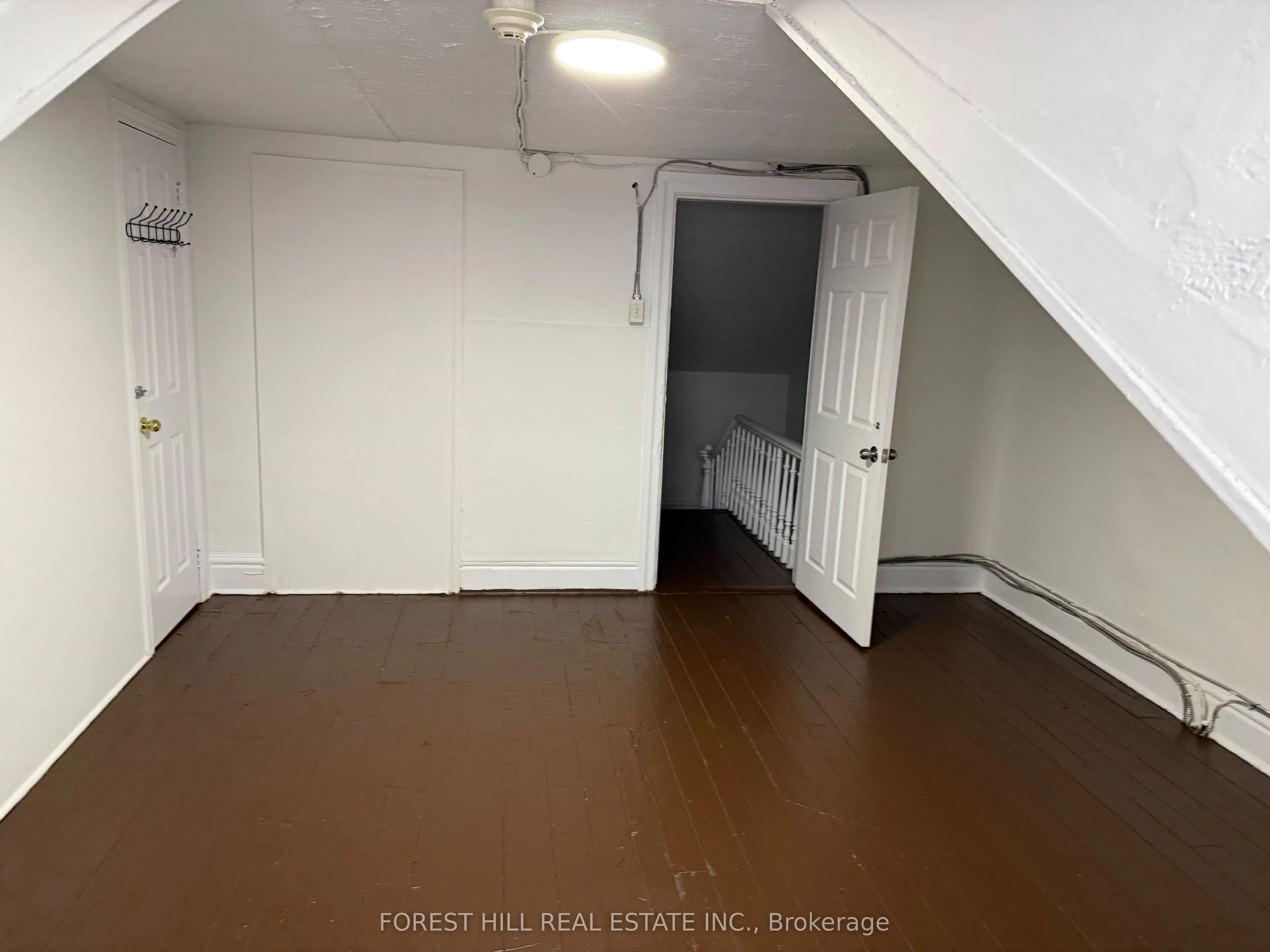132 Dundas Street E, #Upper