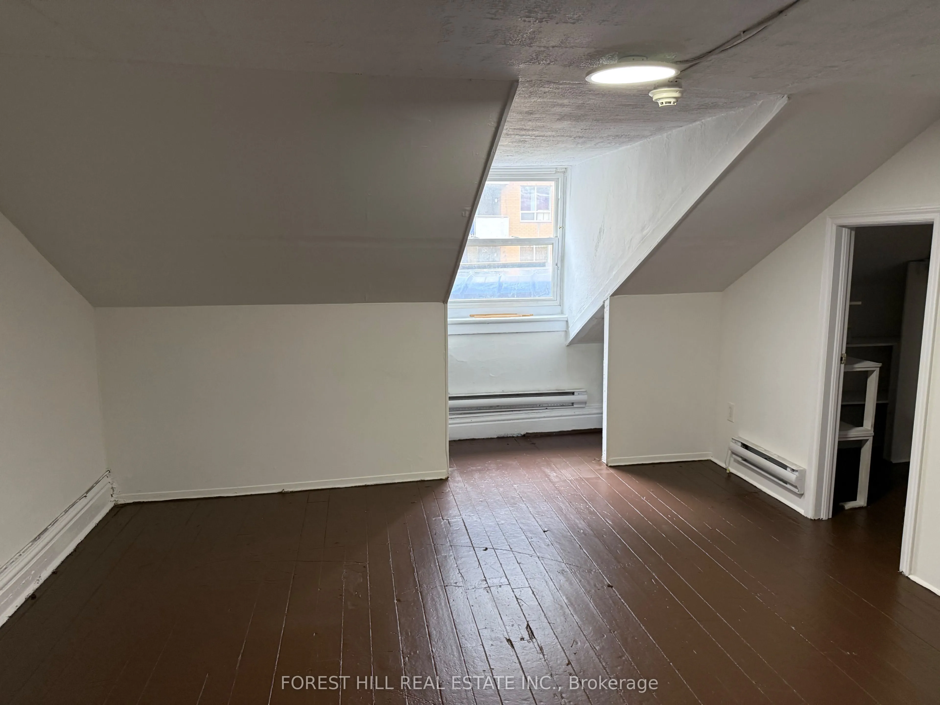 132 Dundas Street E, #Upper