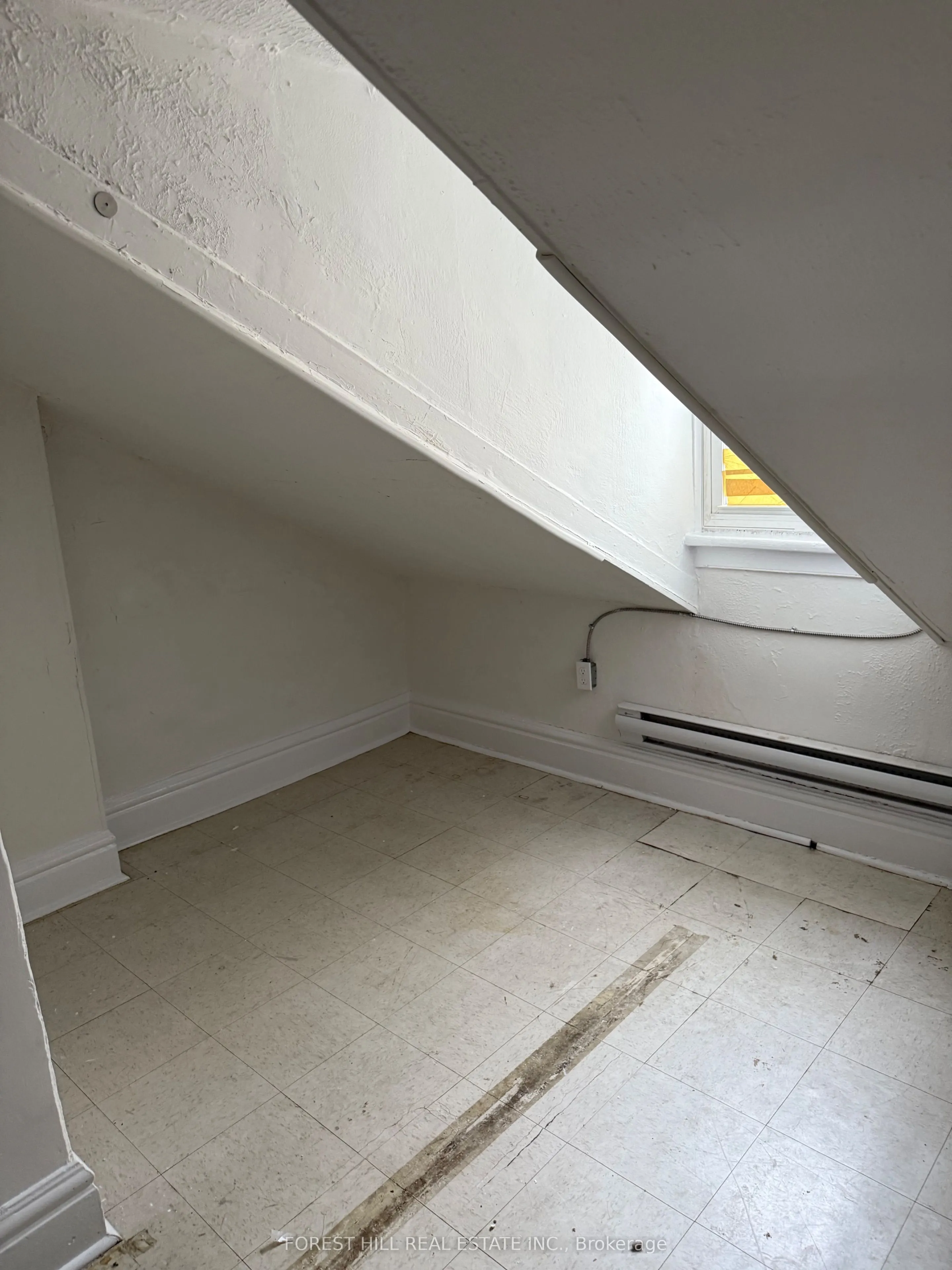 132 Dundas Street E, #Upper
