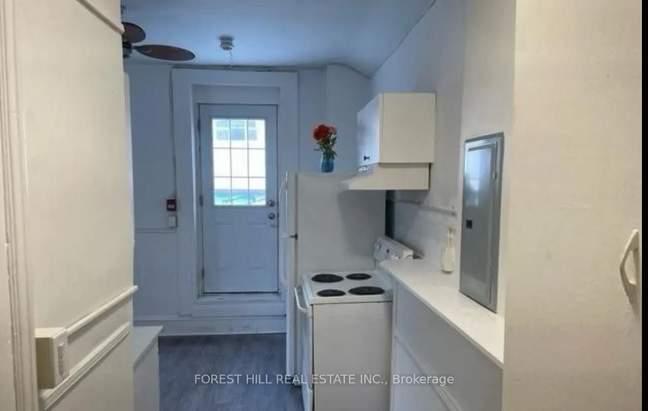132 Dundas Street E, #Upper