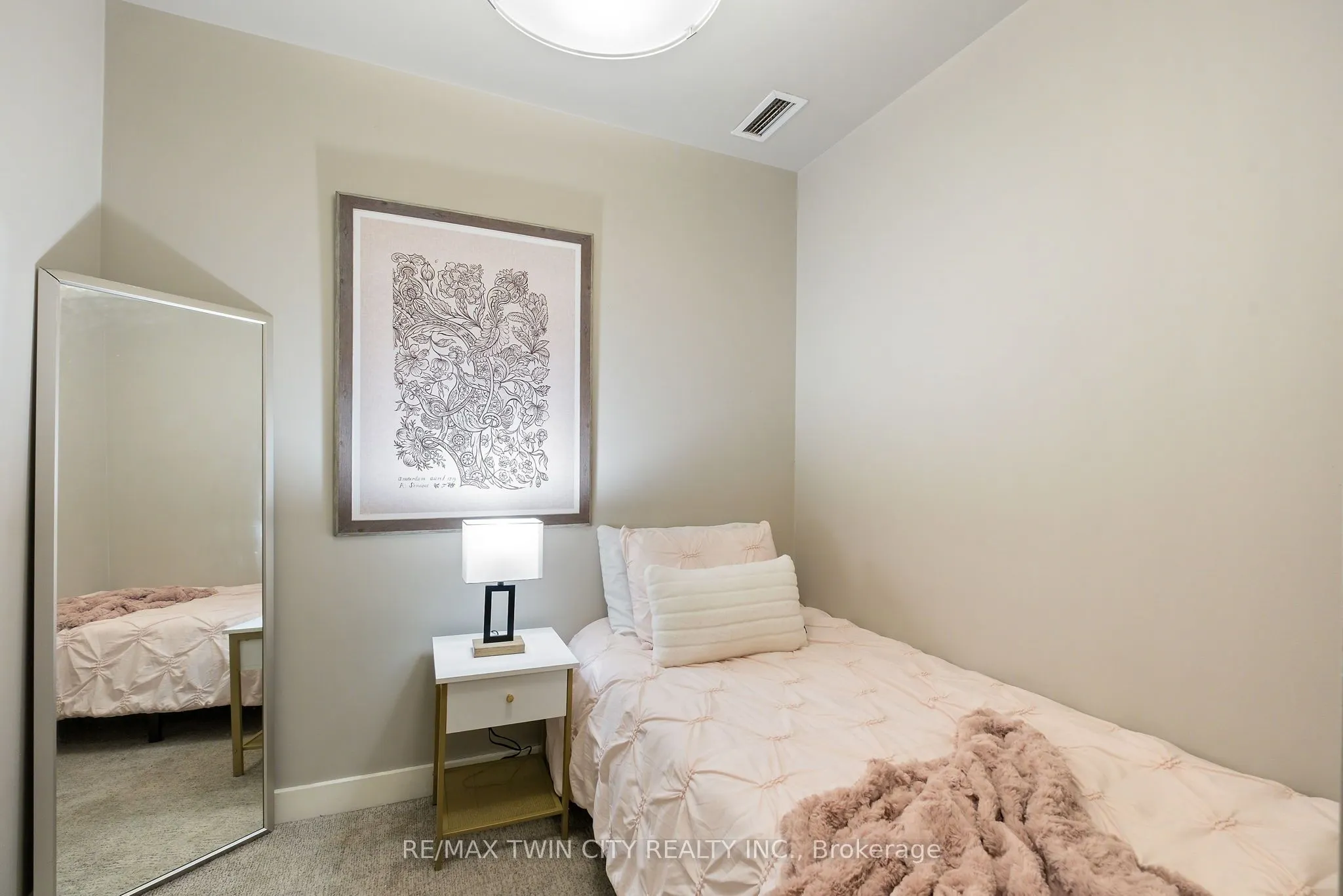 81 Navy Wharf Court, #201
