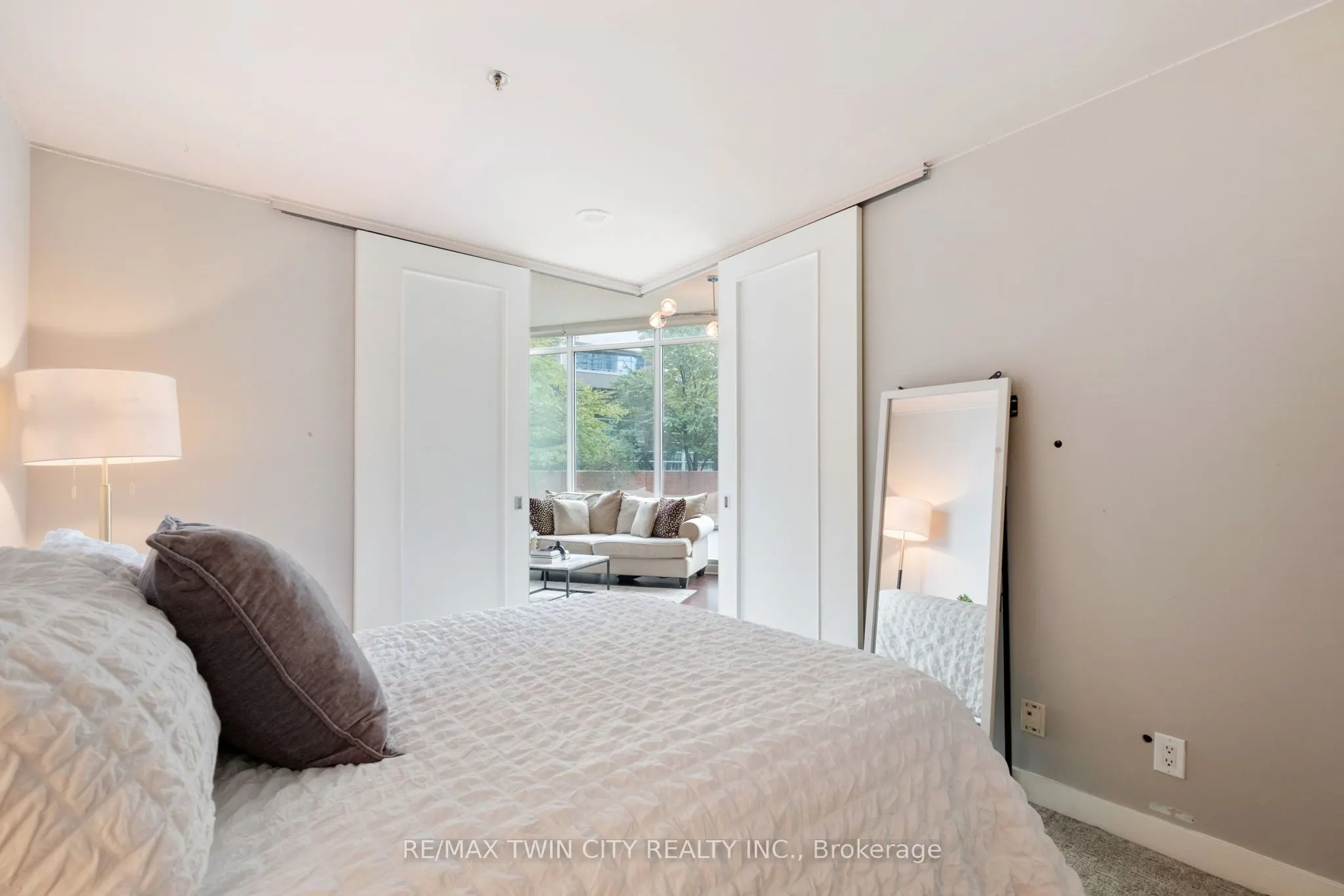 81 Navy Wharf Court, #201