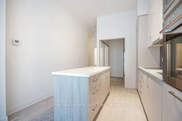 27 Bathurst Street, #815W