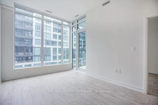 27 Bathurst Street, #815W