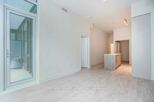 27 Bathurst Street, #815W