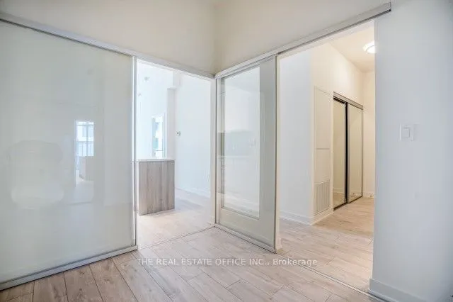 27 Bathurst Street, #815W