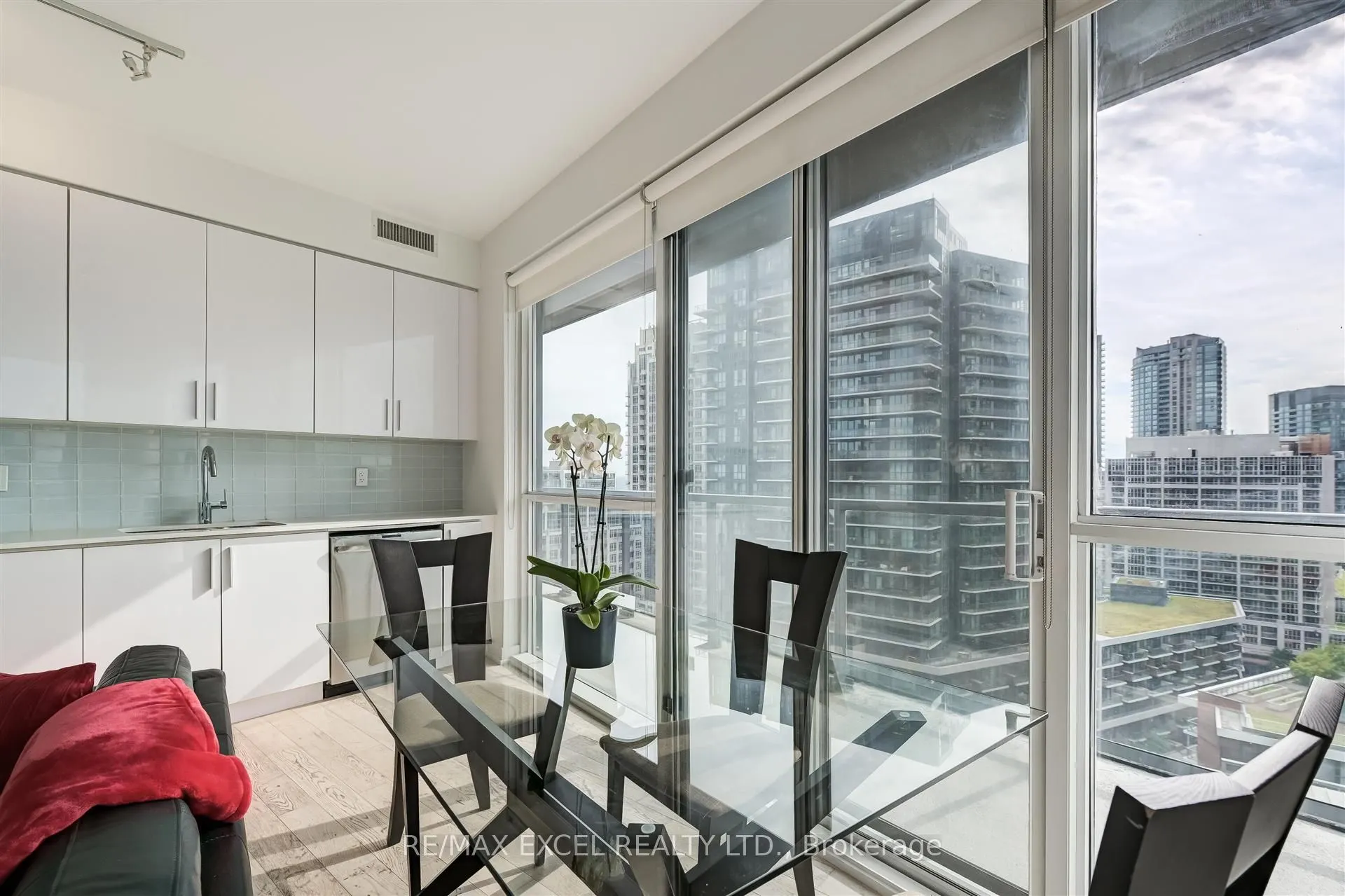 20 Bruyeres Mews, #1703