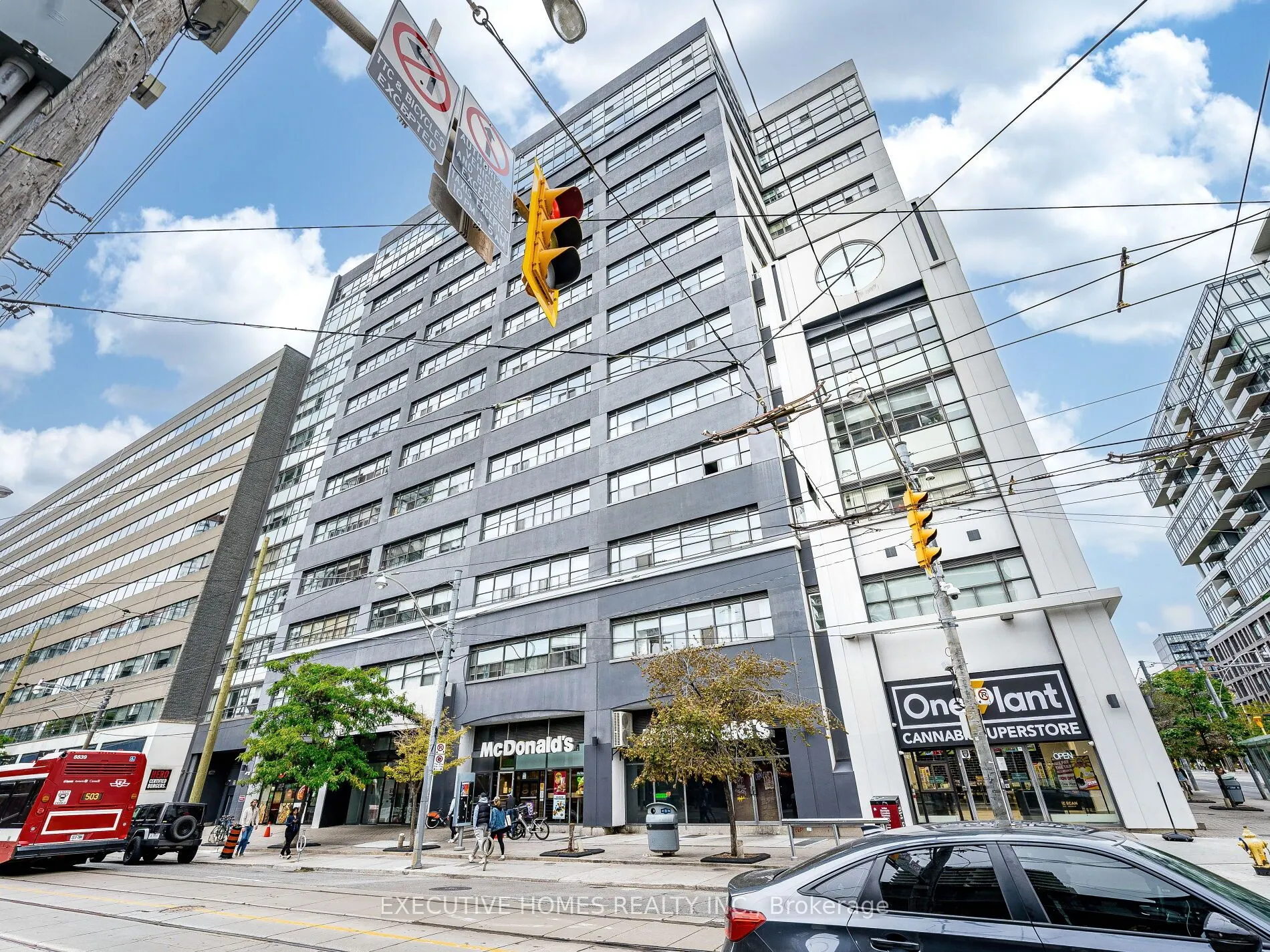 700 King Street W, #1004