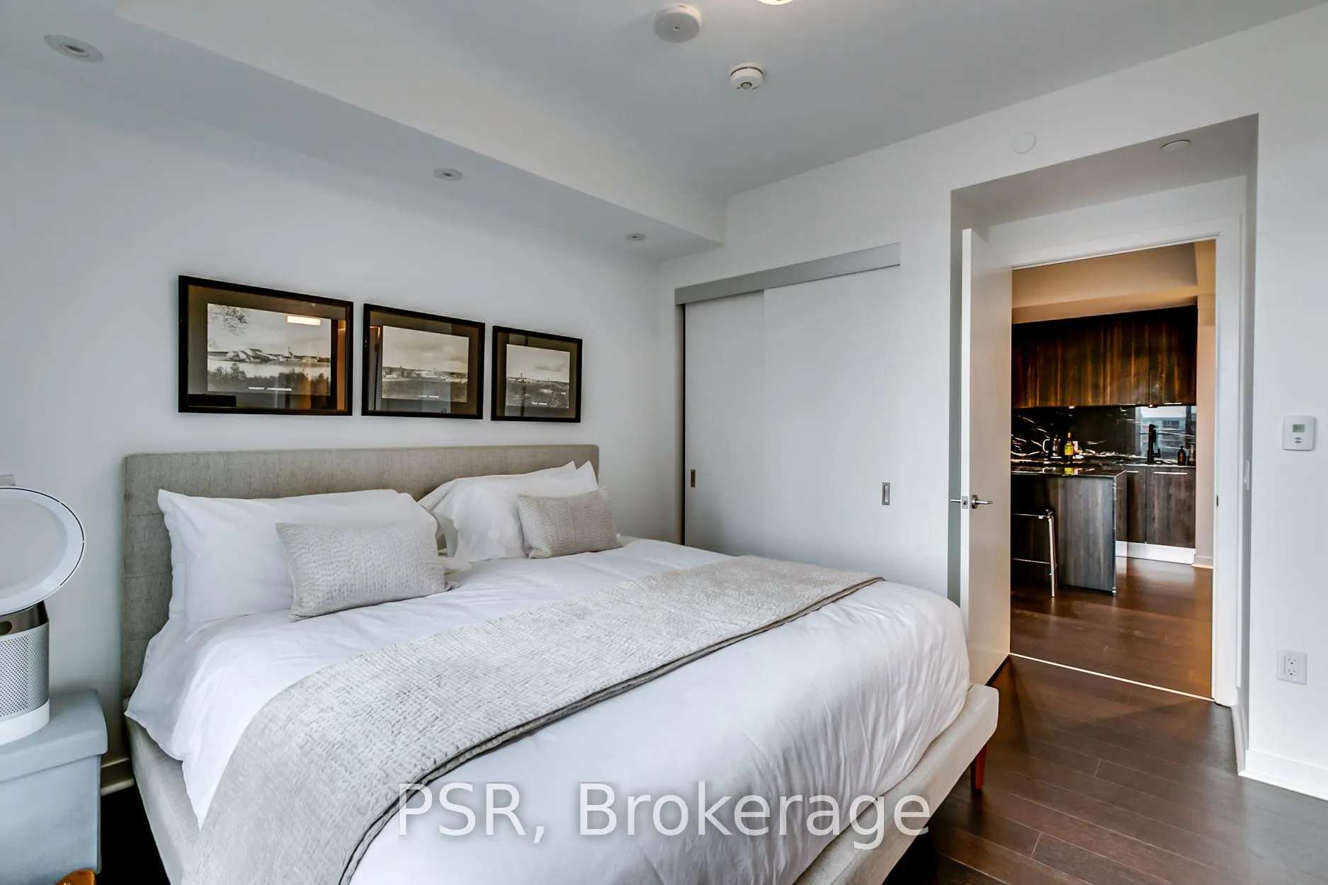 501 Adelaide Street W, #902