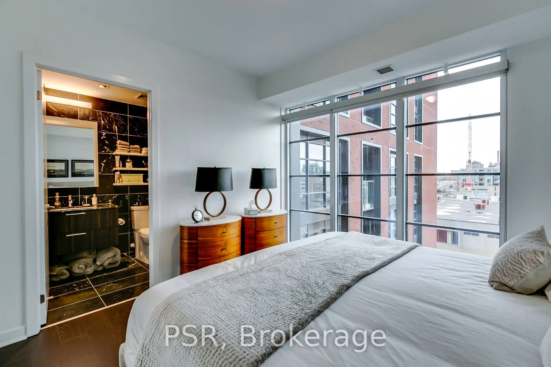 501 Adelaide Street W, #902