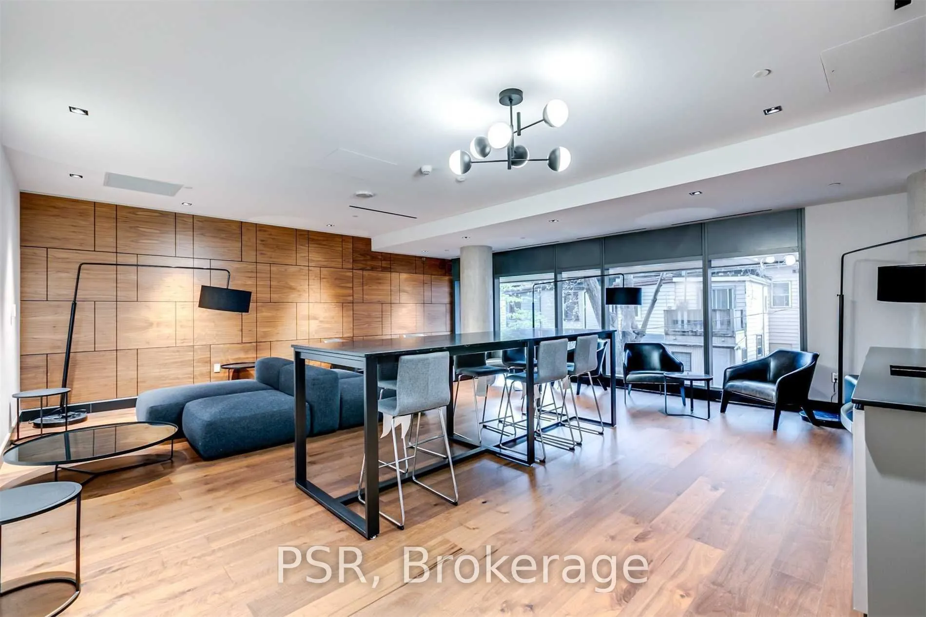 501 Adelaide Street W, #902