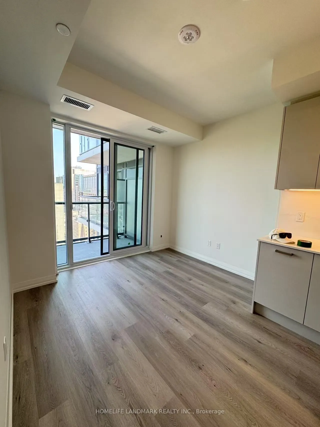 280 Dundas Street W, #1913
