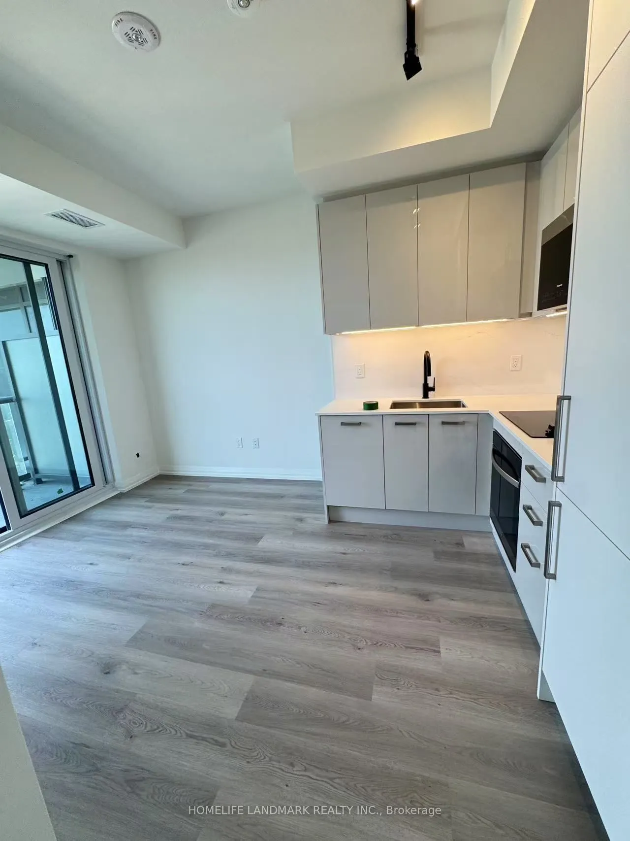 280 Dundas Street W, #1913