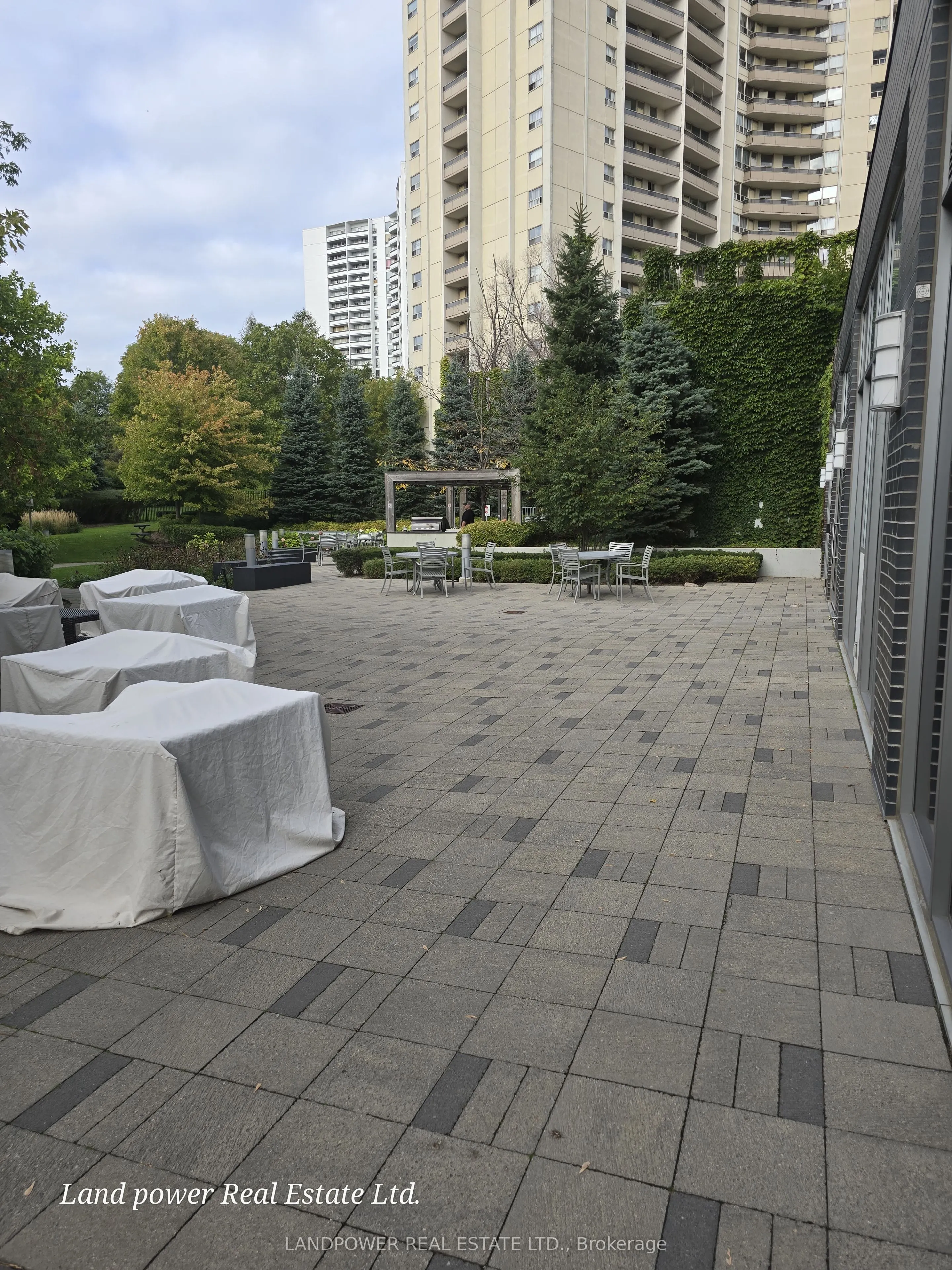 18 Graydon Hall Drive, #407