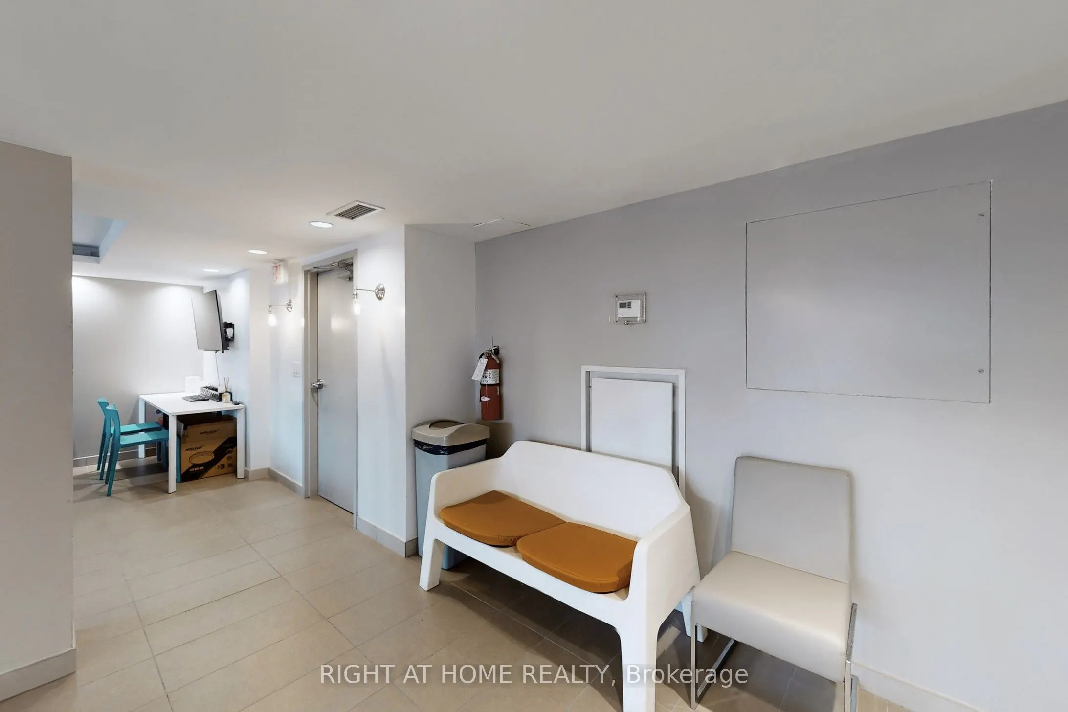 508 Wellington Street W, #Level 2 Party Room