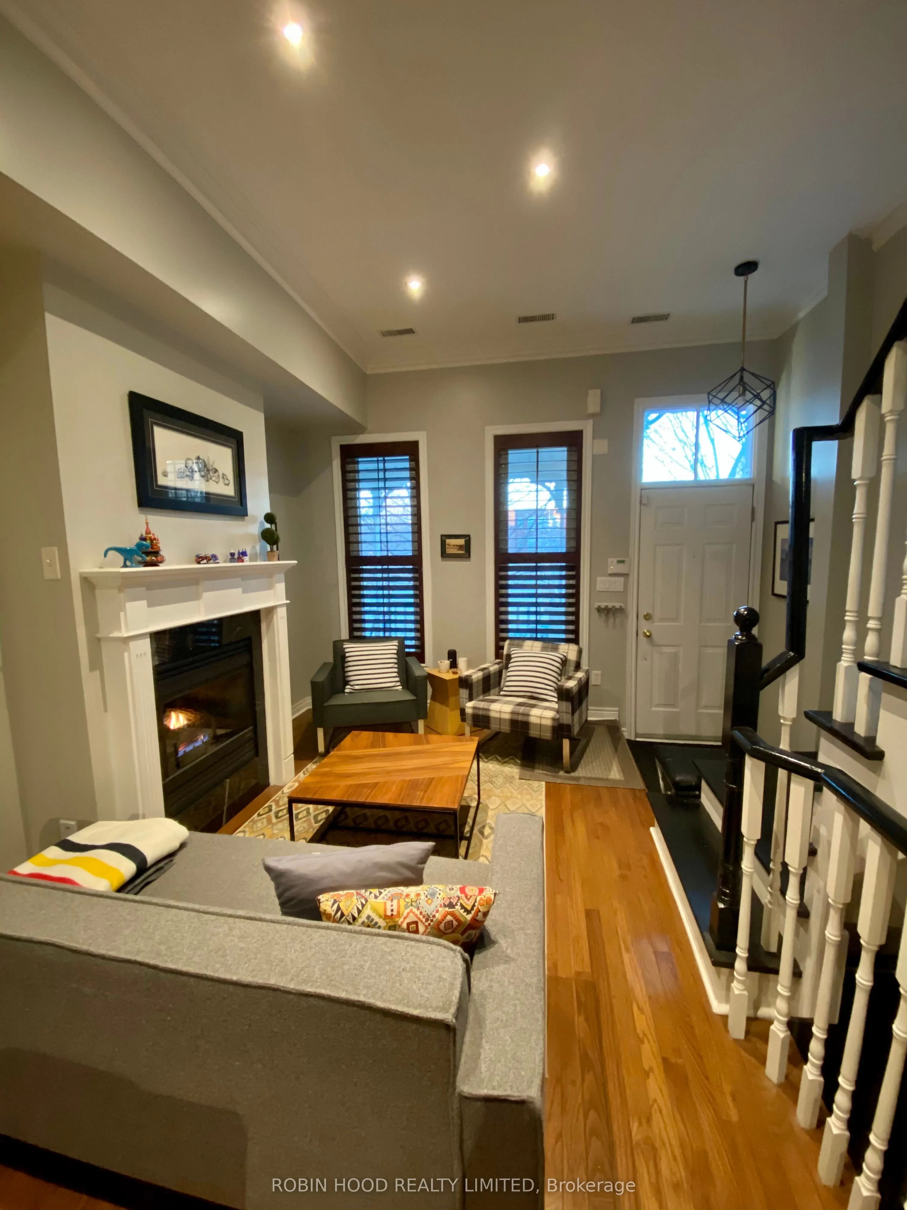 611 Adelaide Street W