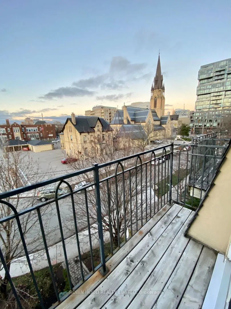 611 Adelaide Street W