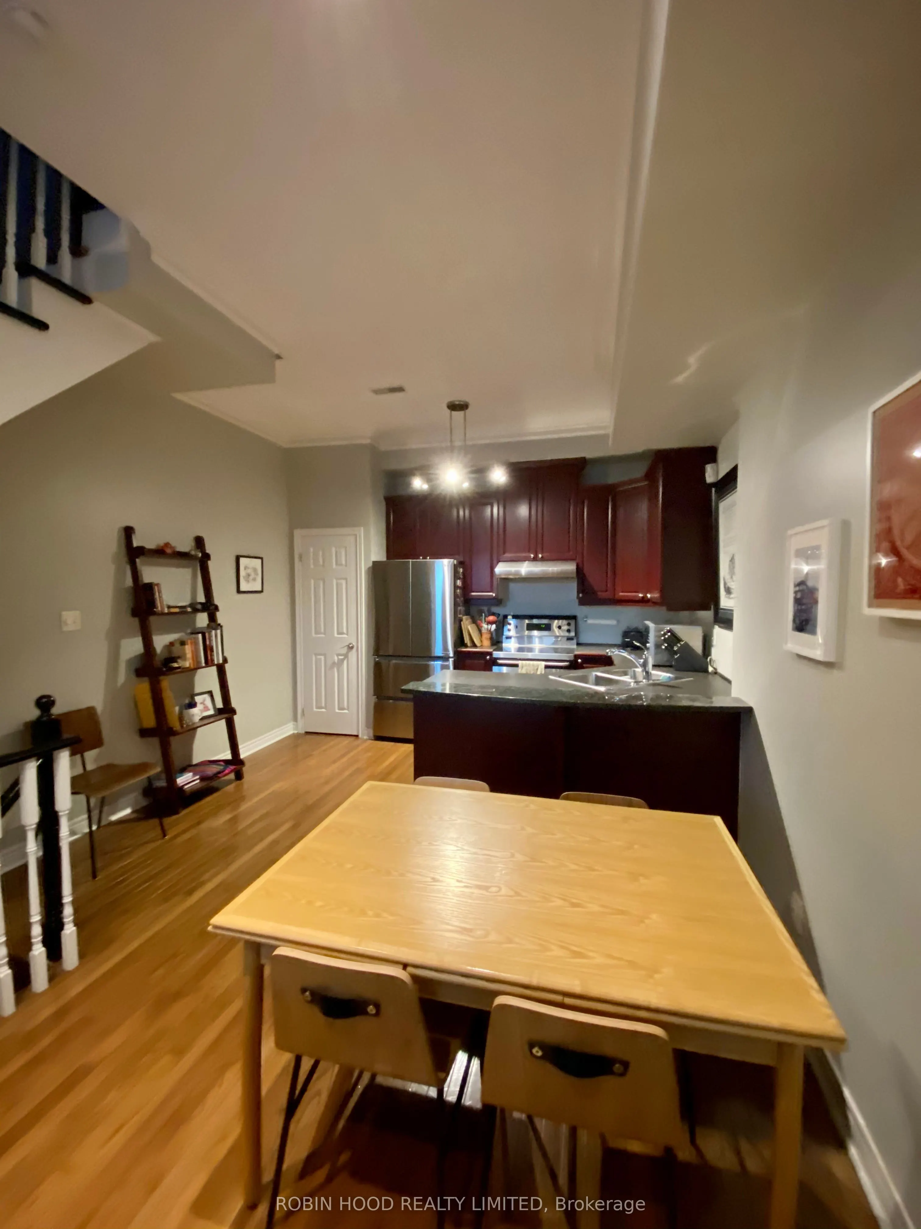 611 Adelaide Street W