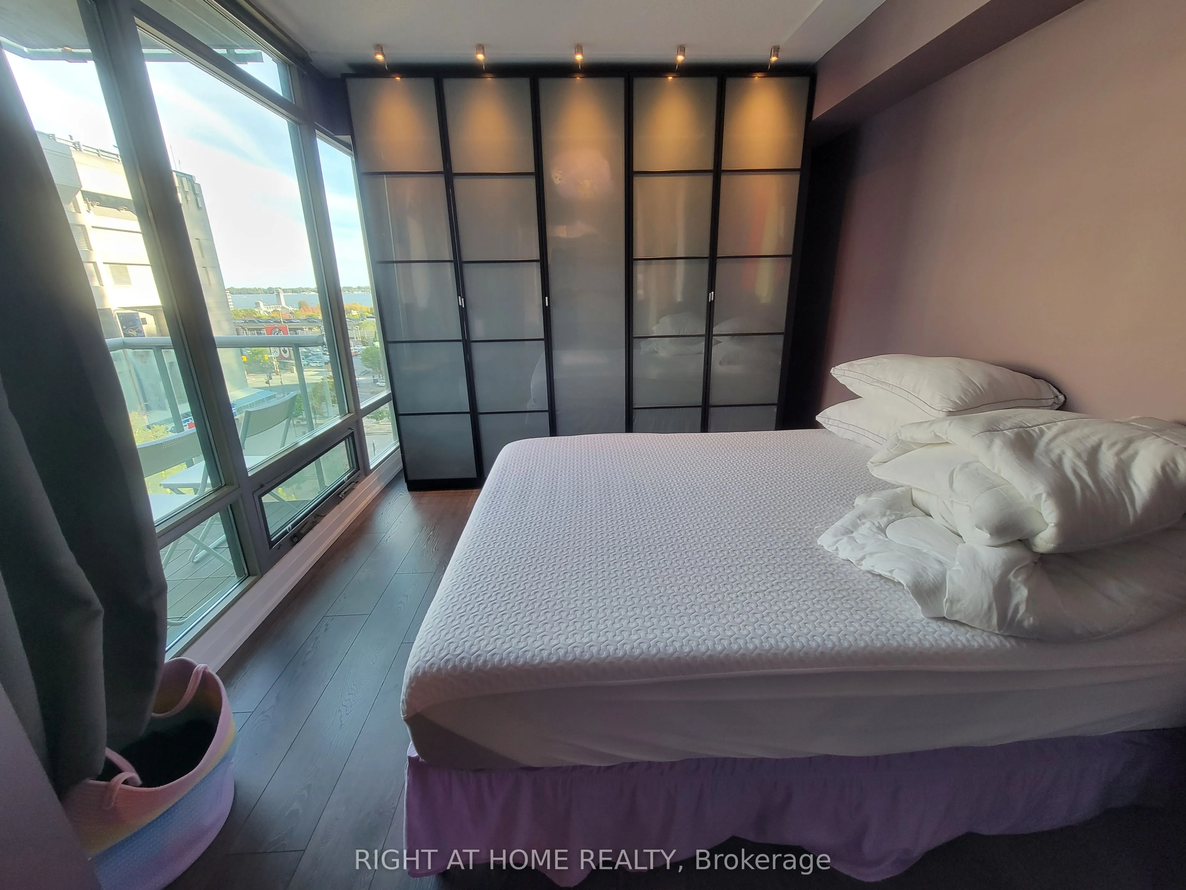 81 Navy Wharf Court, #916
