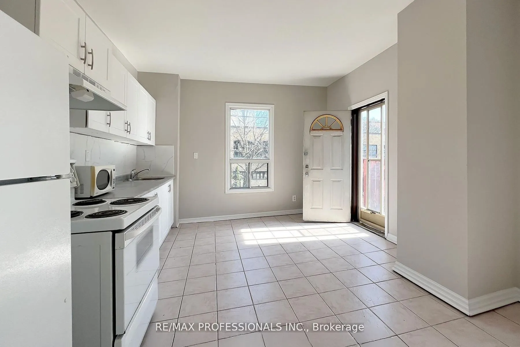 345 Dundas Street E, #Upper