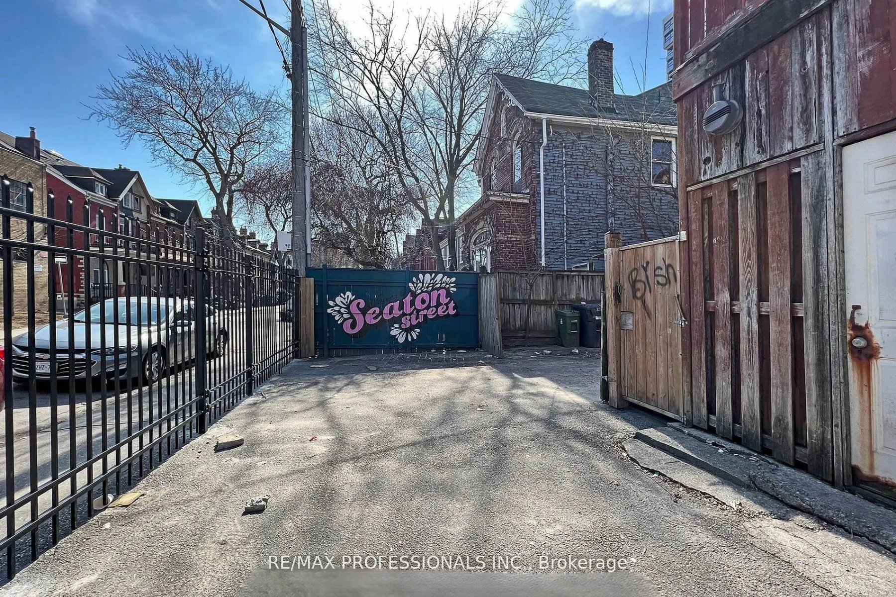 345 Dundas Street E, #Upper