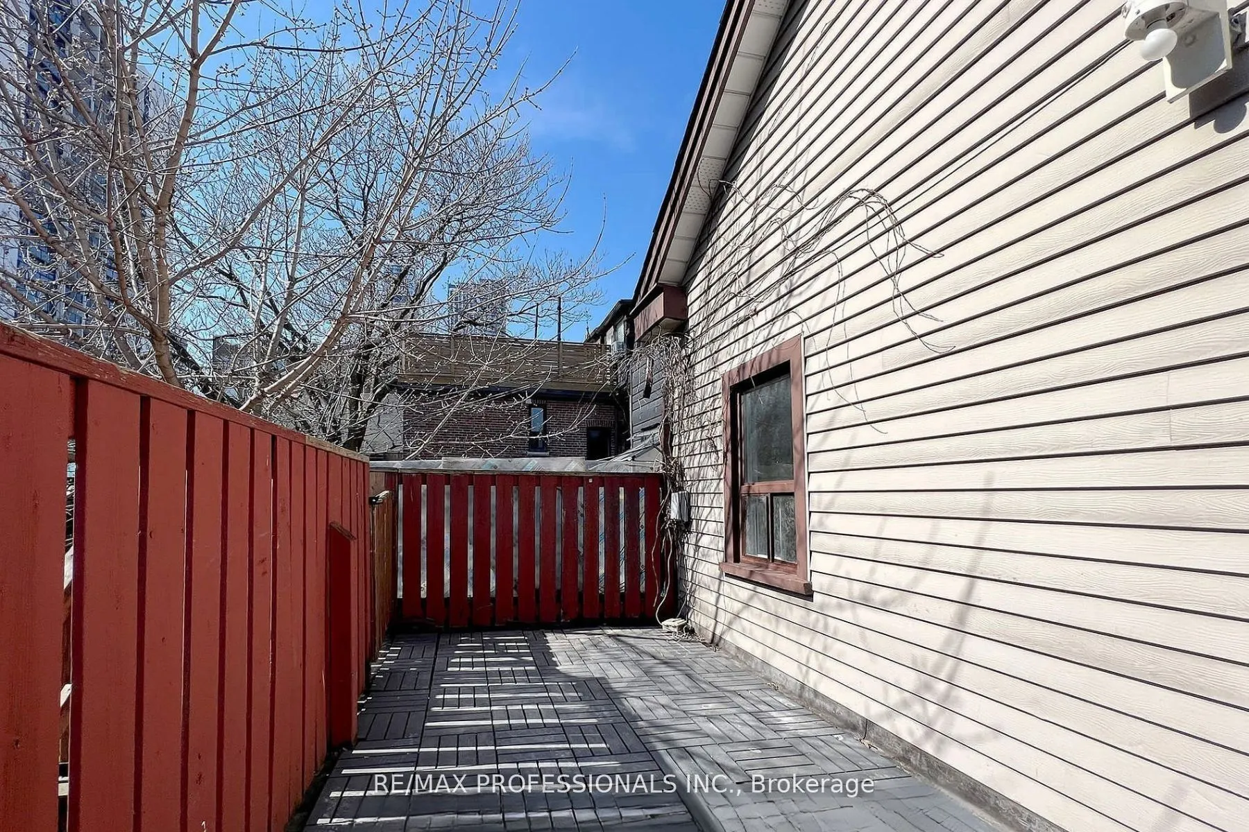 345 Dundas Street E, #Upper