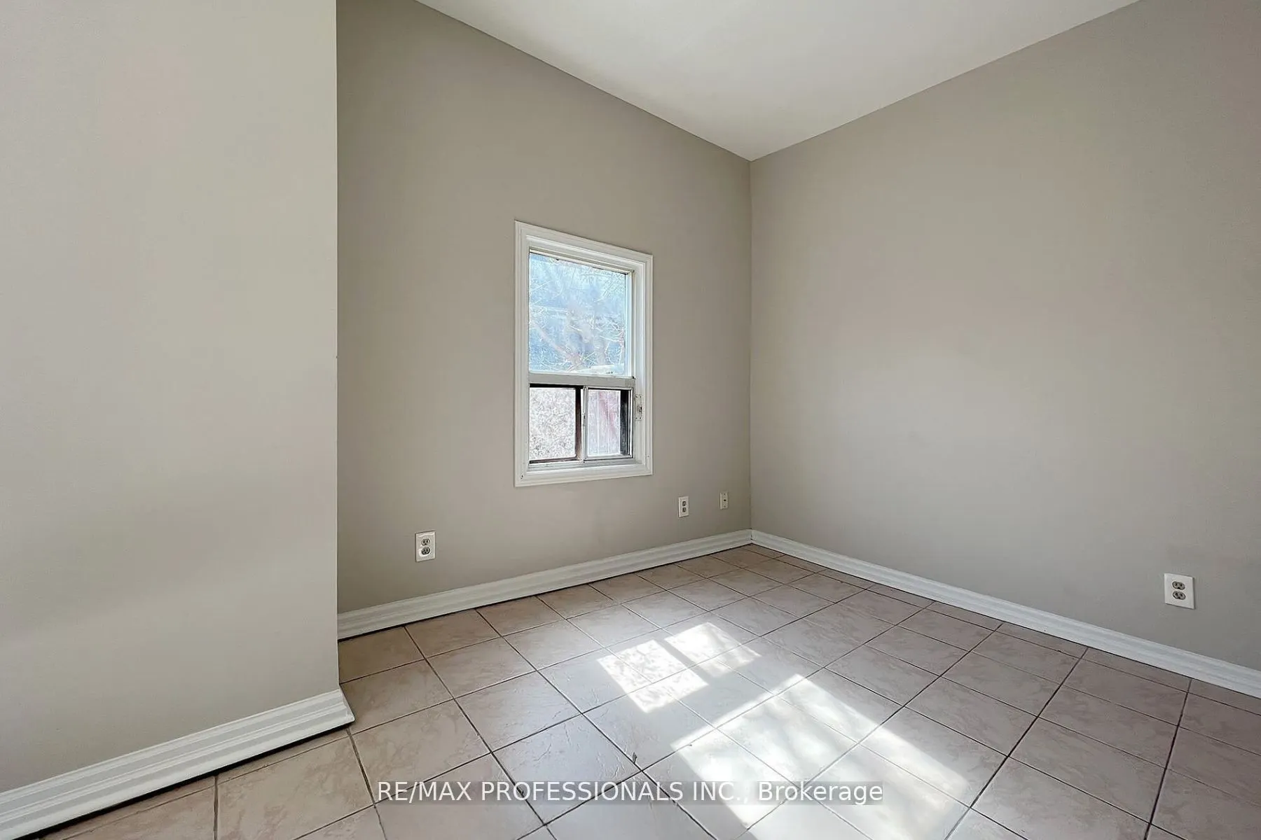 345 Dundas Street E, #Upper