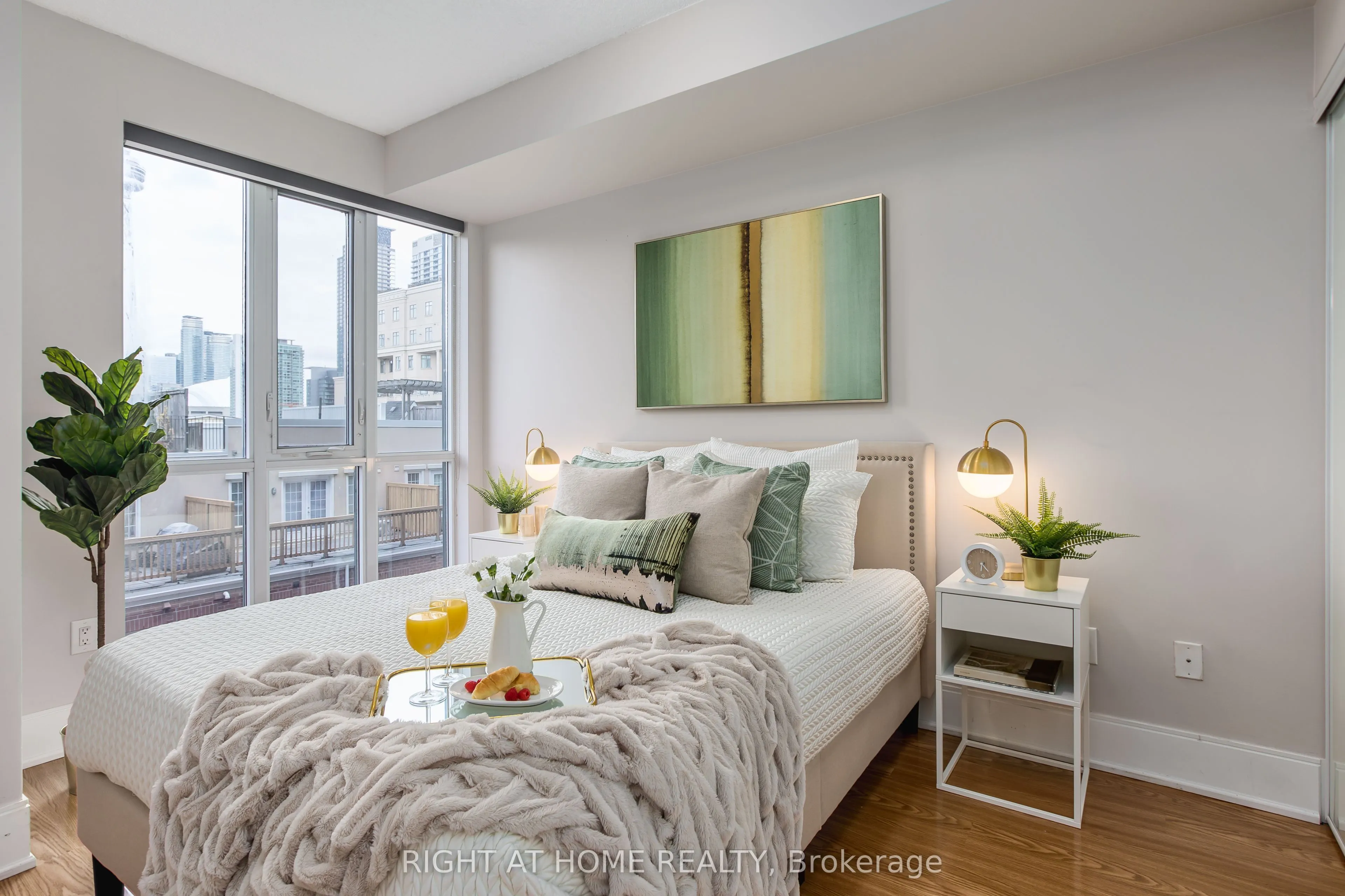 560 Front Street W, #417