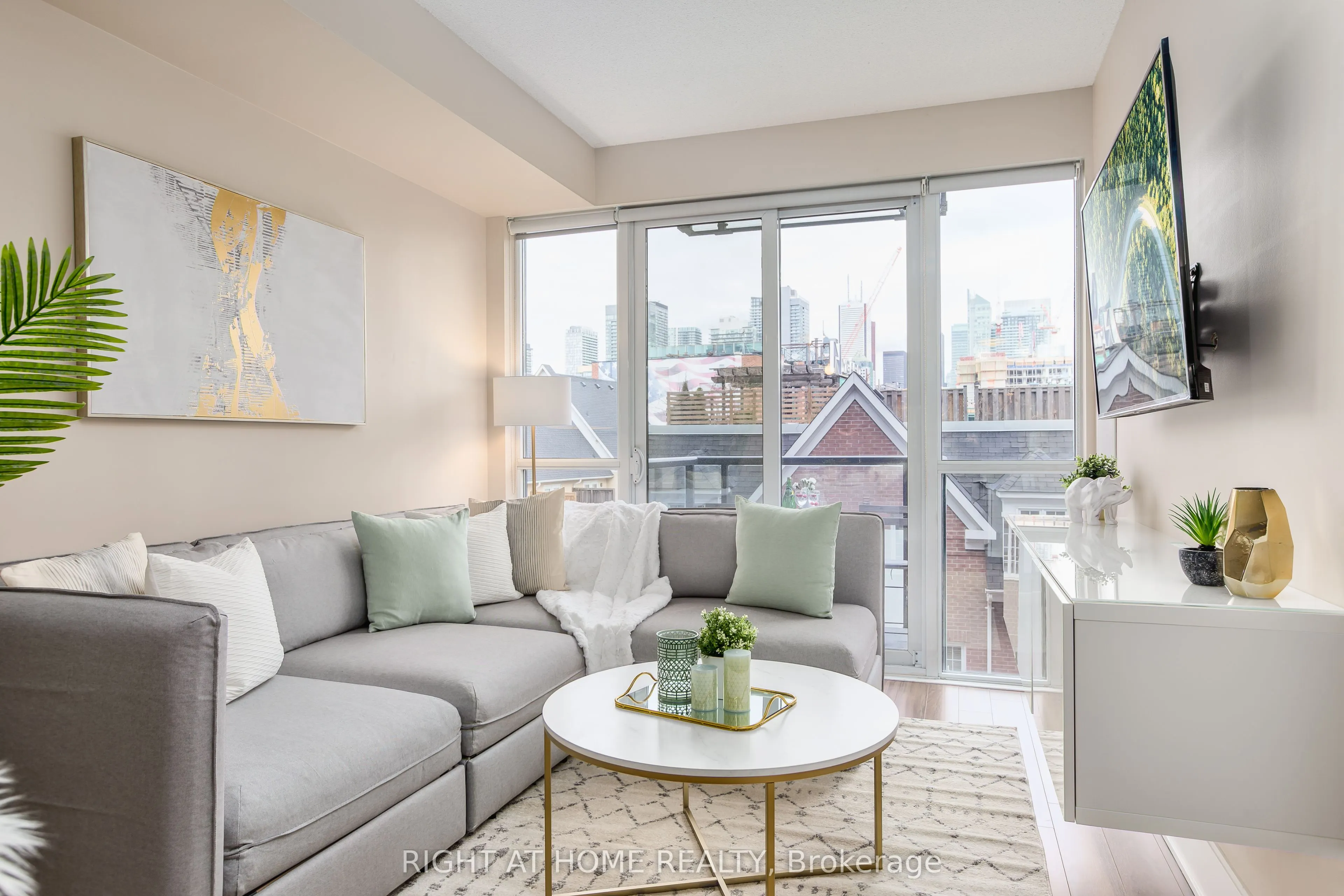 560 Front Street W, #417