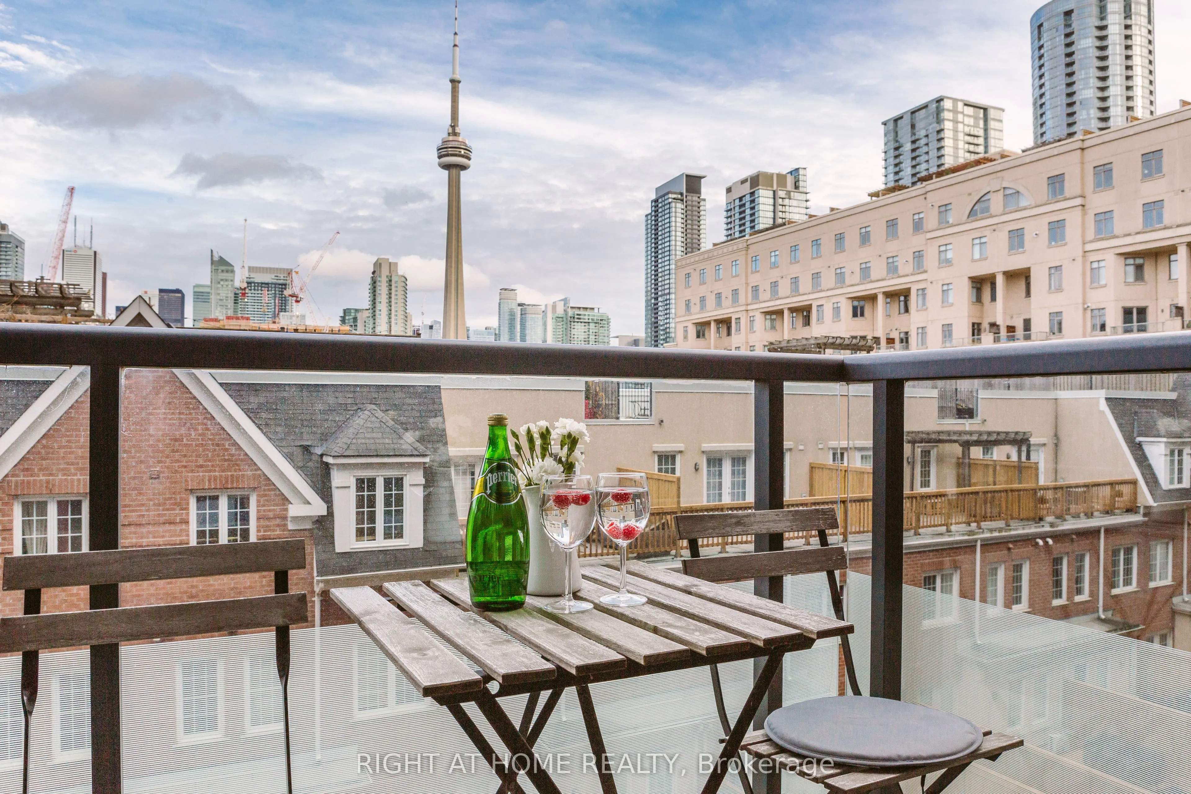 560 Front Street W, #417