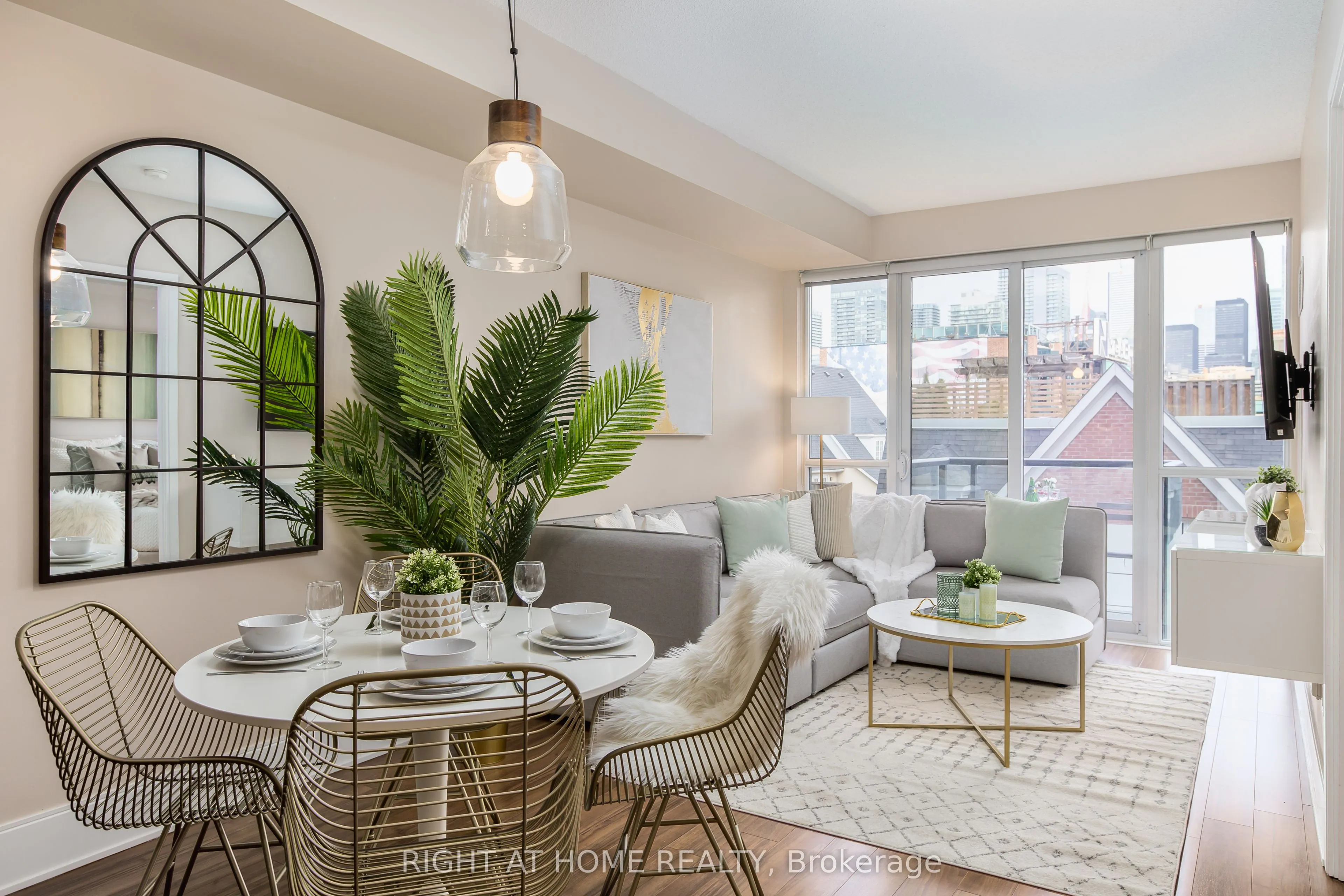 560 Front Street W, #417