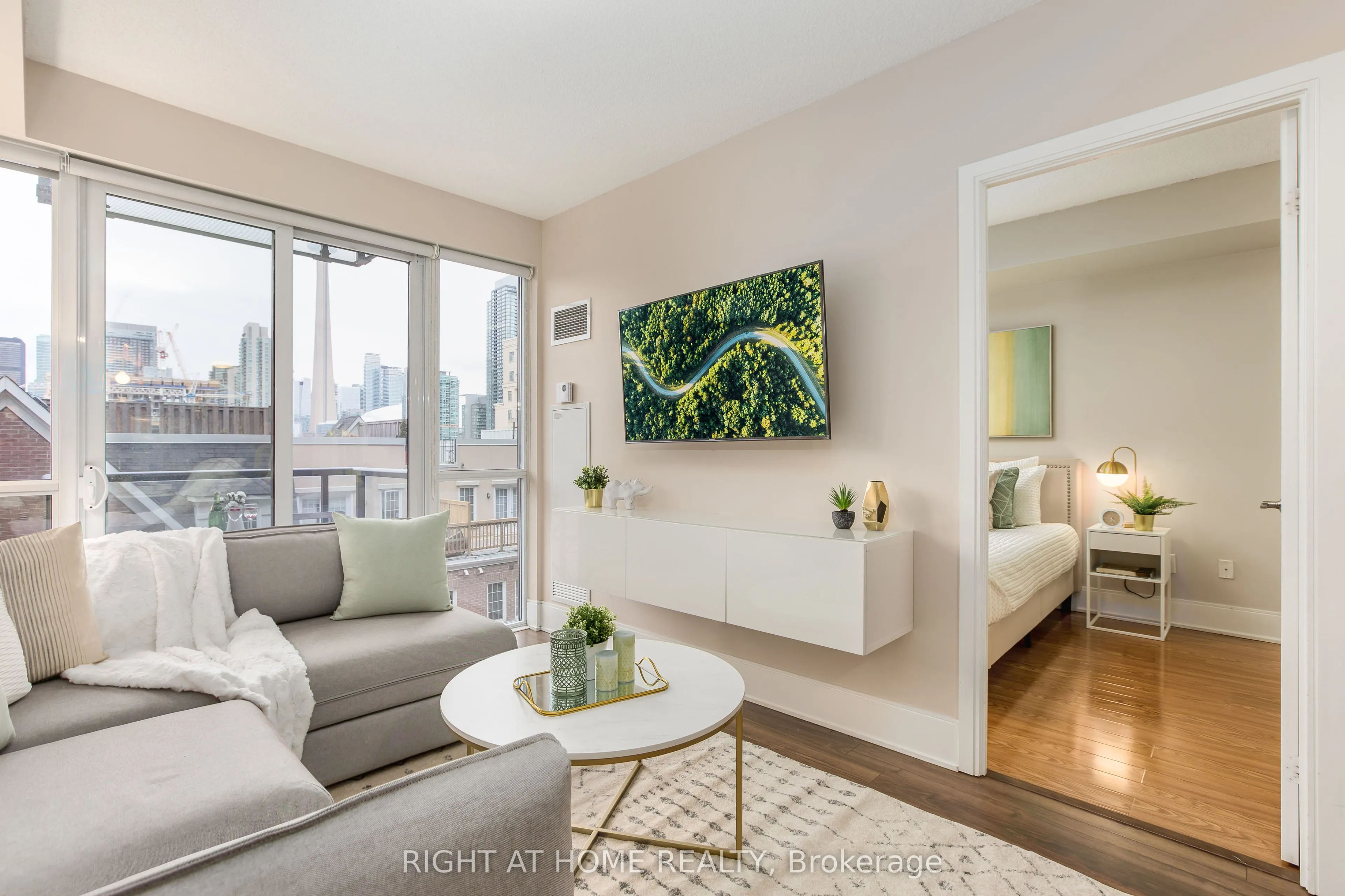 560 Front Street W, #417