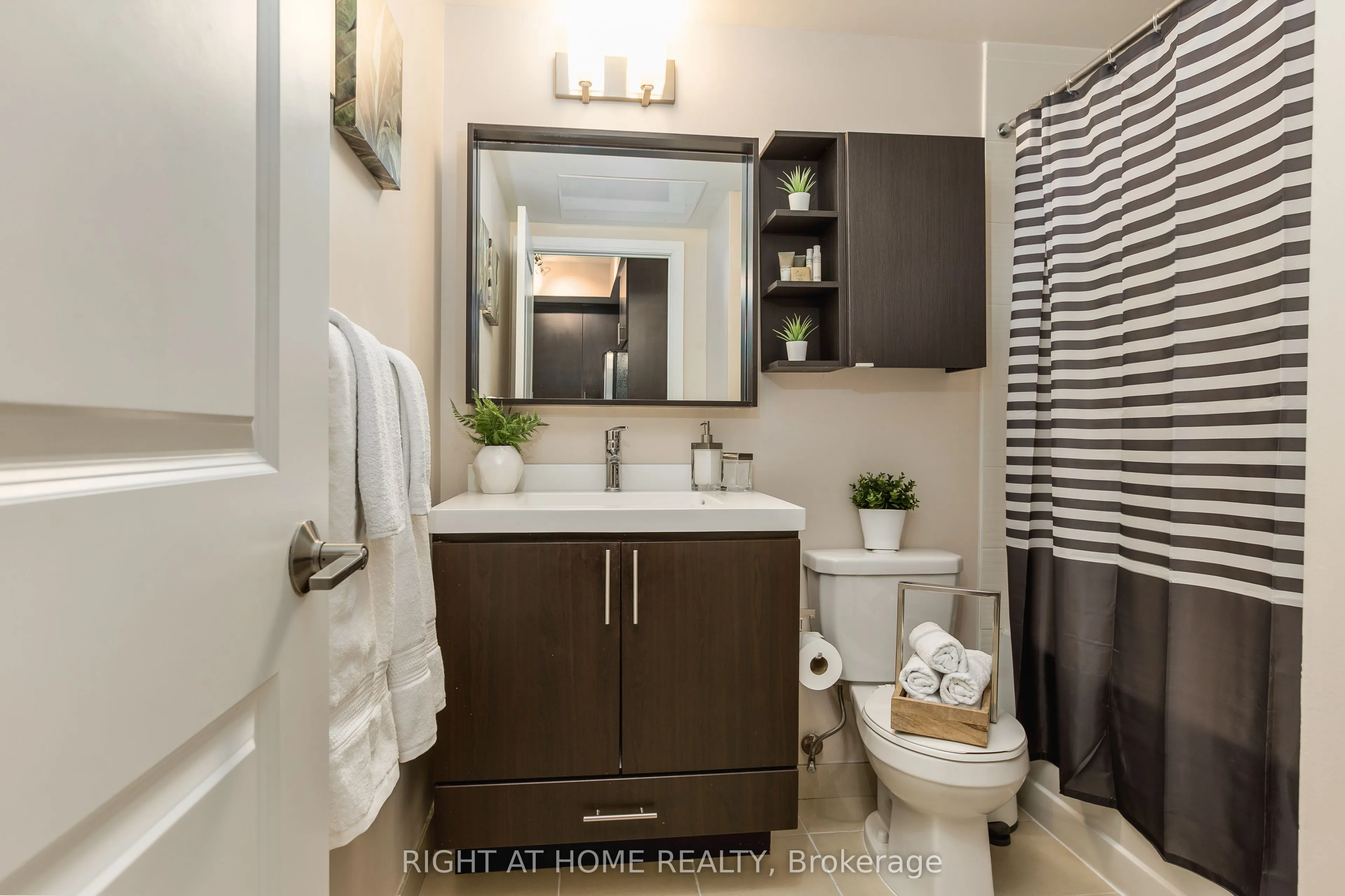 560 Front Street W, #417