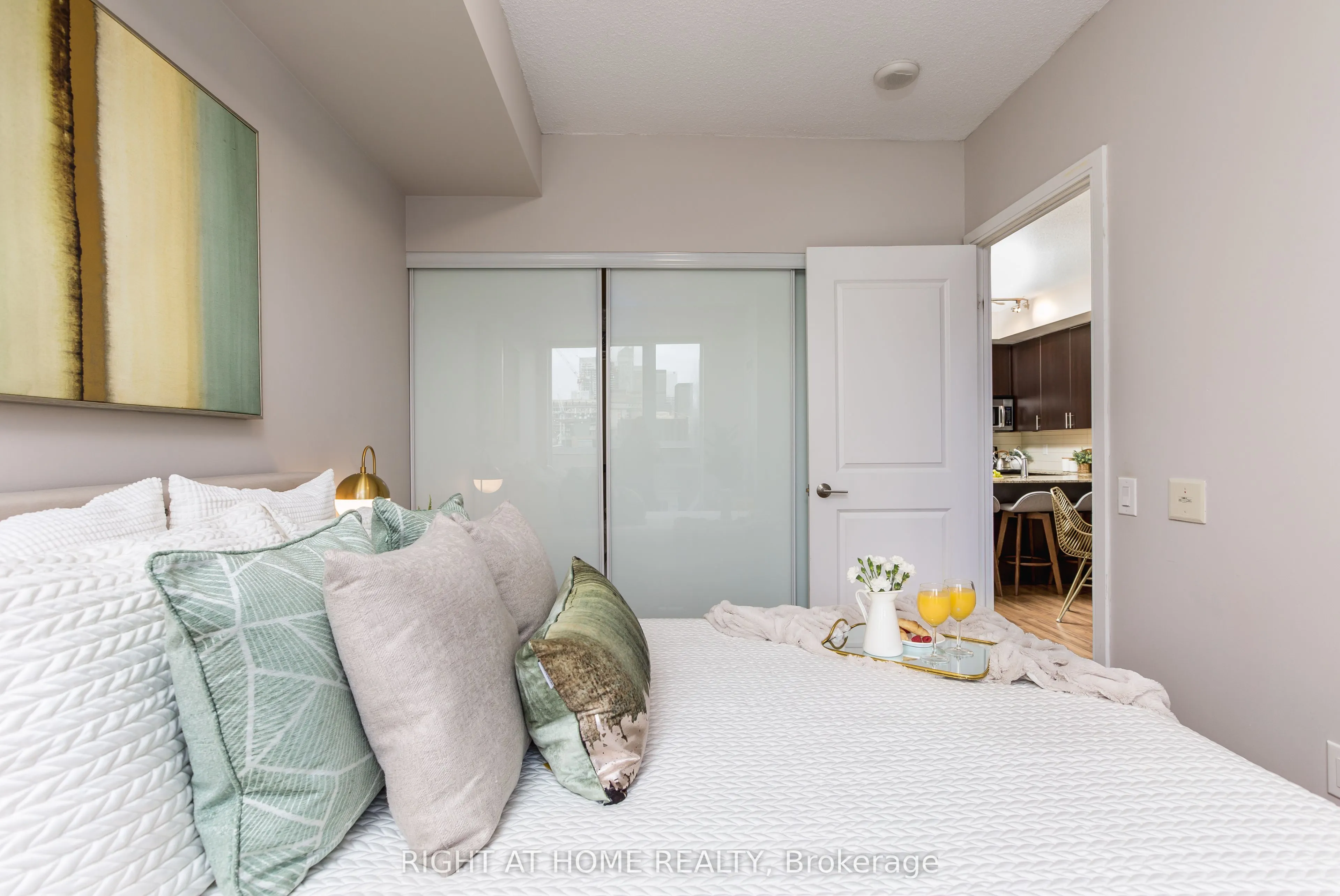 560 Front Street W, #417