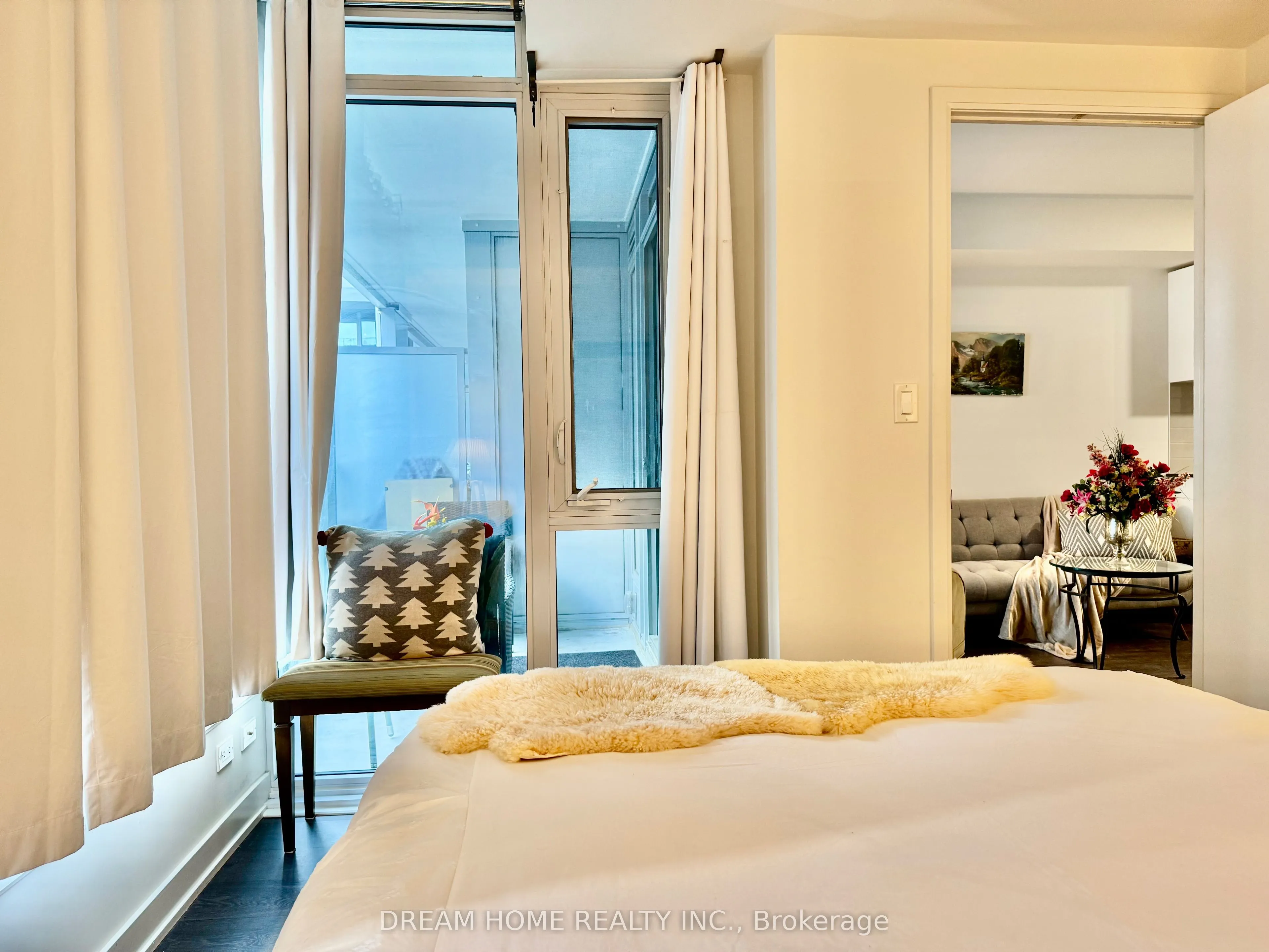 27 Bathurst Street, #617