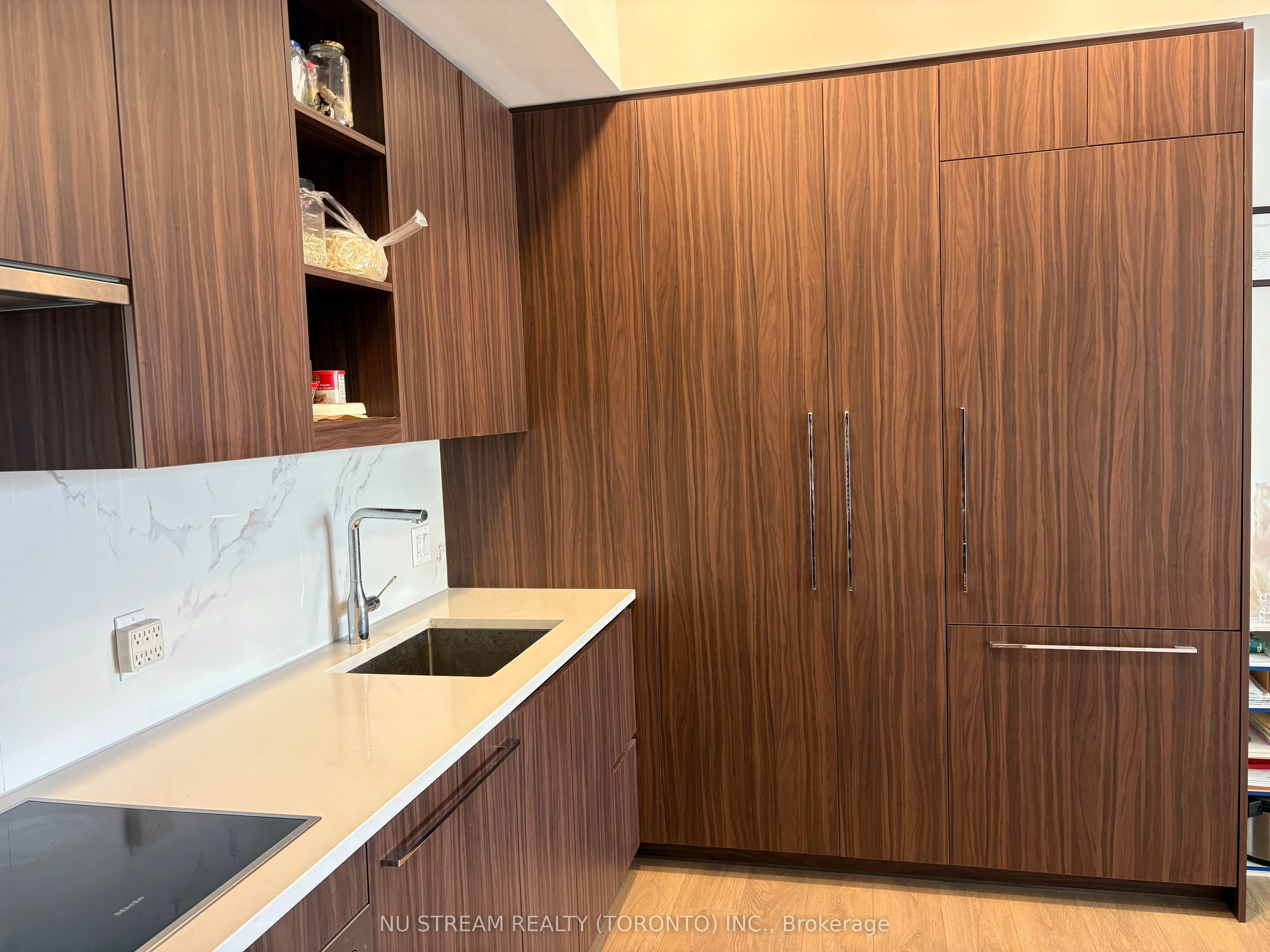 27 Mcmahon Drive, #606