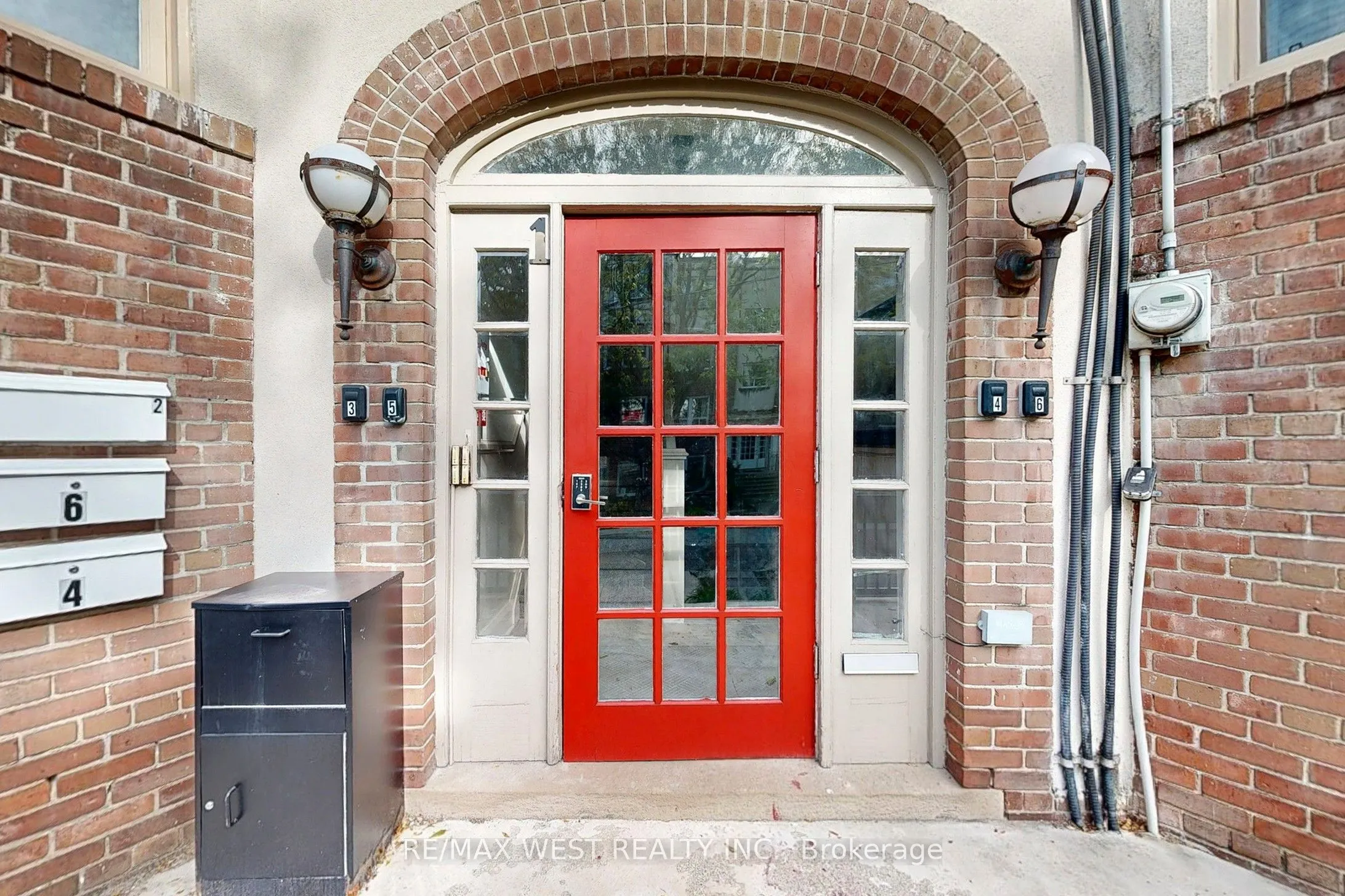 9 Humewood Court, #Building 1 Unit 5