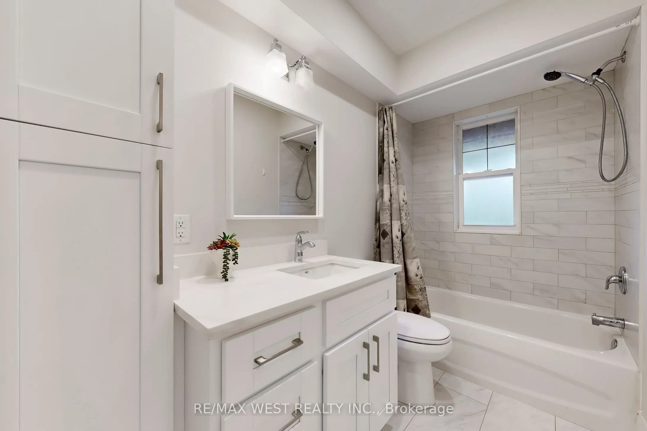 9 Humewood Court, #Building 1 Unit 5