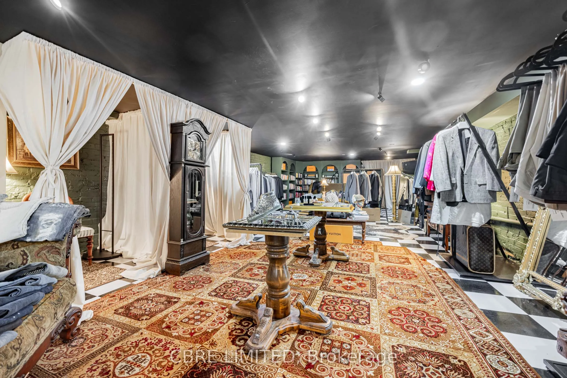 662 Queen Street W