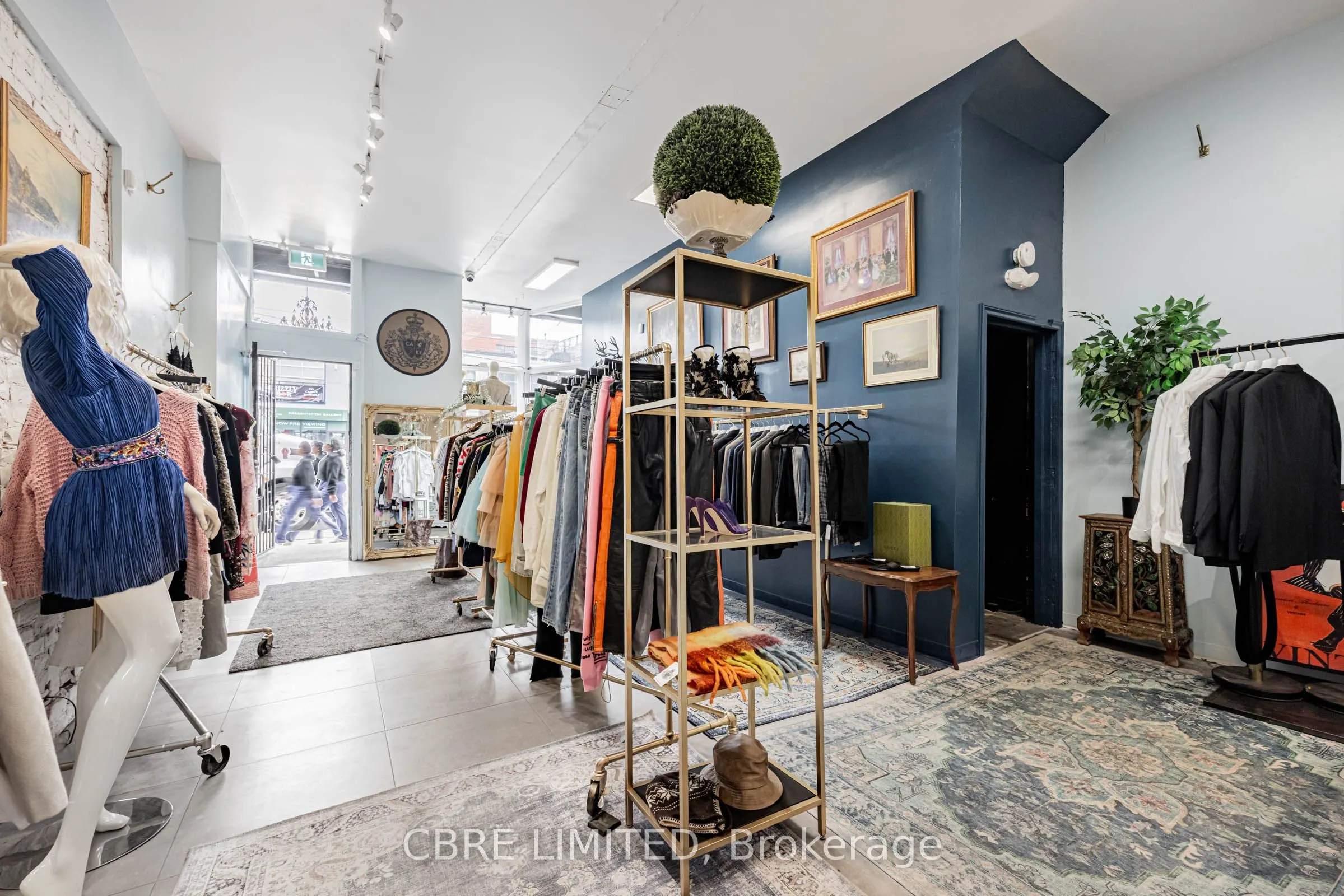 662 Queen Street W