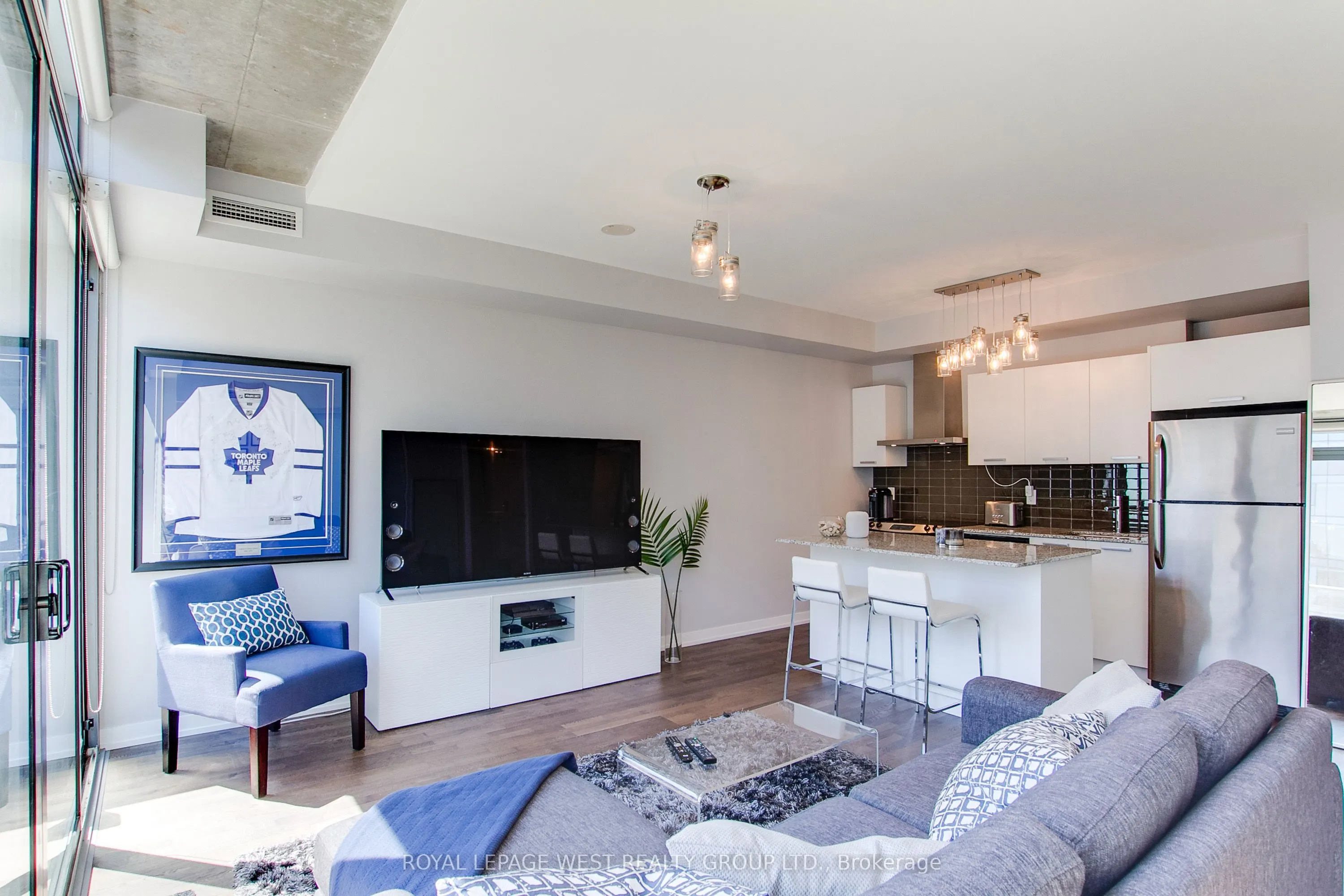 650 King Street W, #907