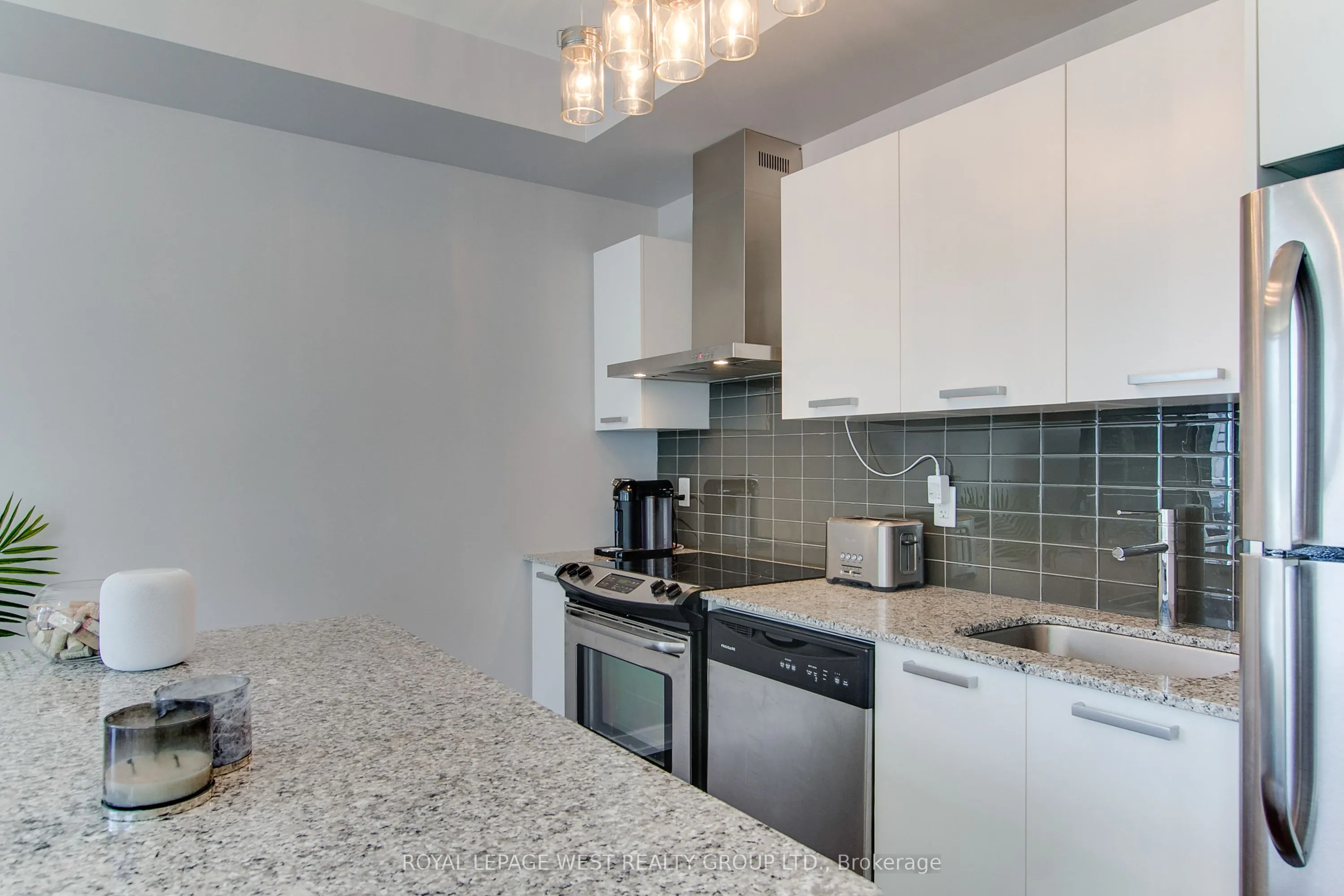 650 King Street W, #907