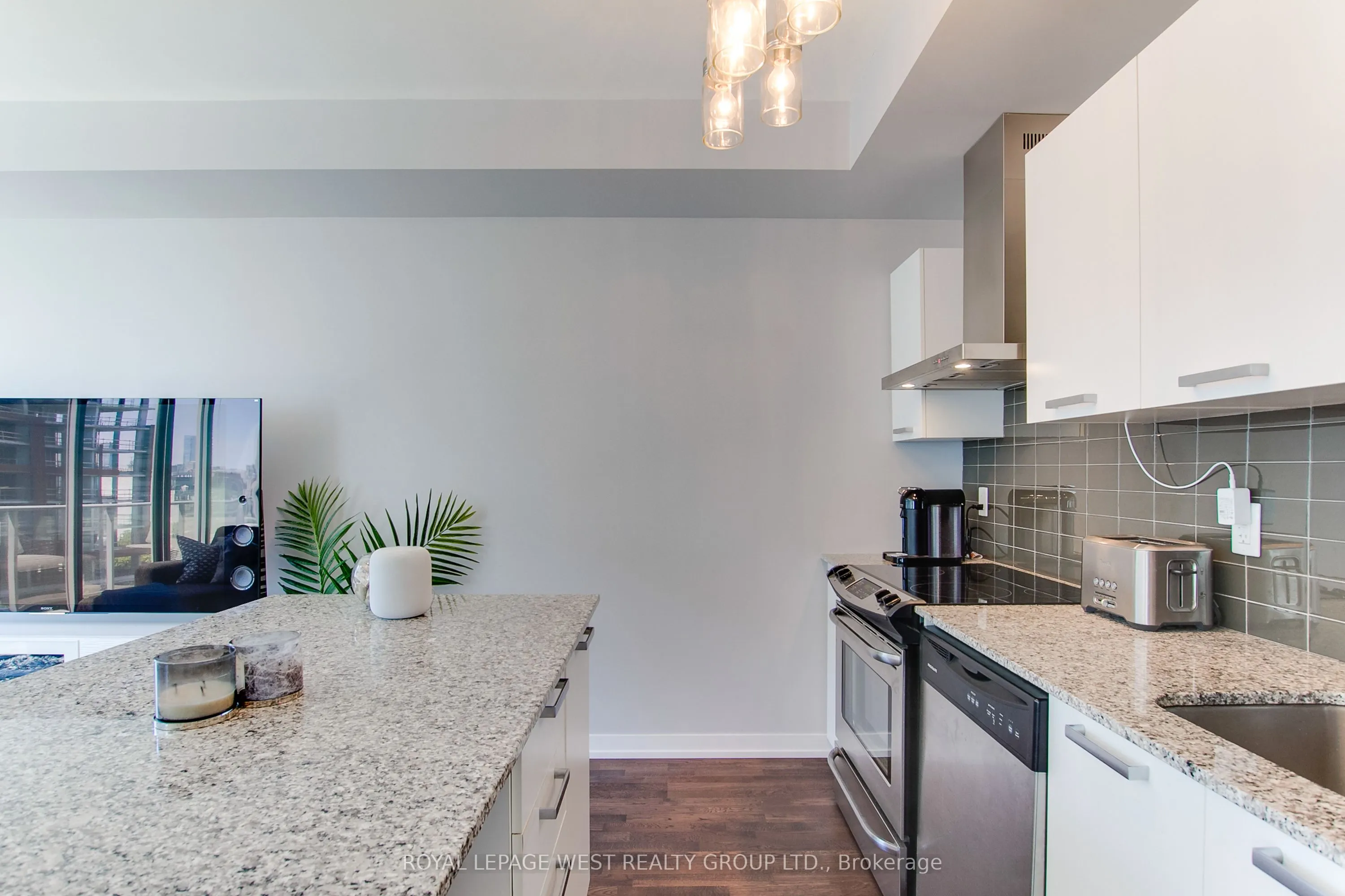 650 King Street W, #907