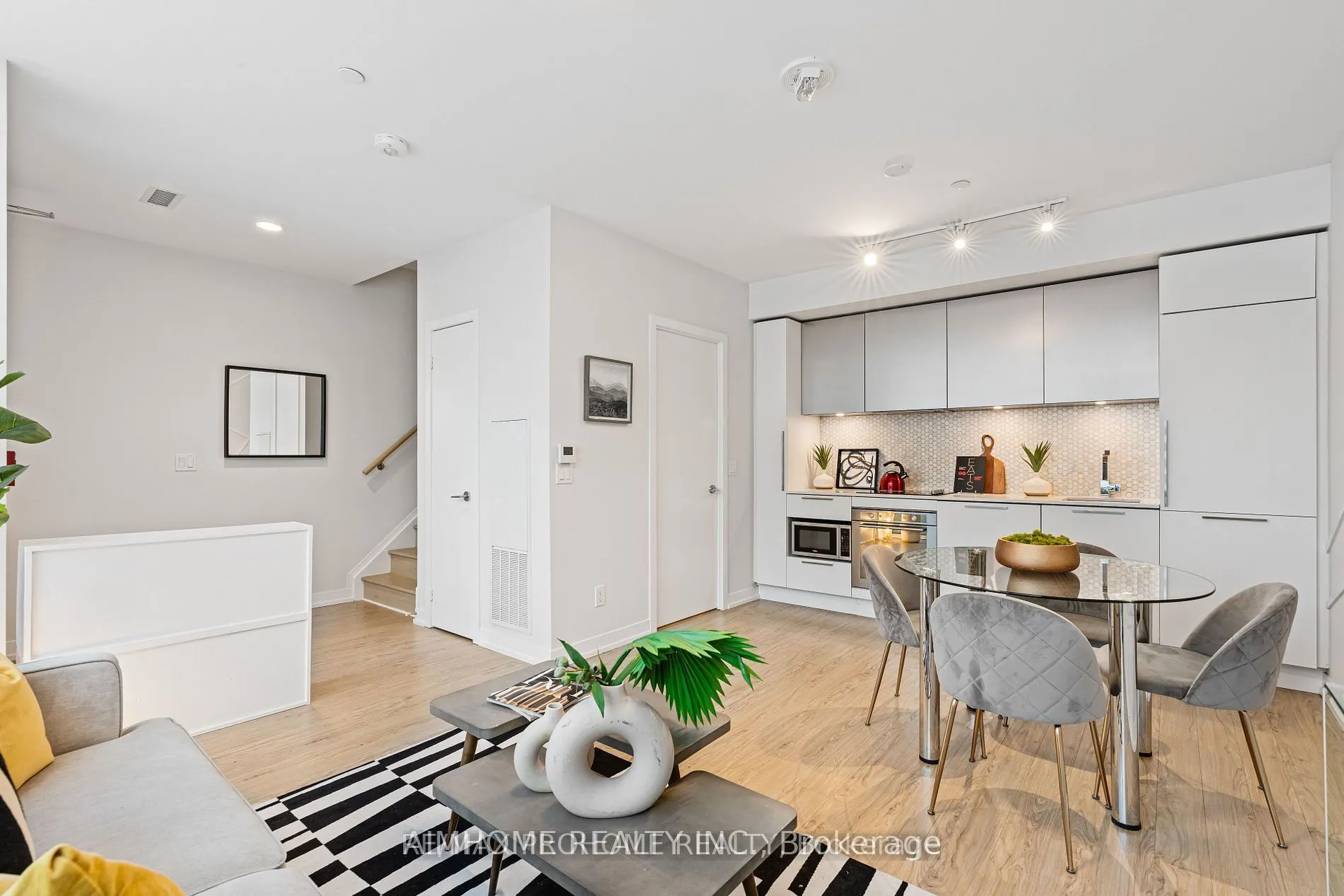 87 Wood St S Th01 Street S, #Th01