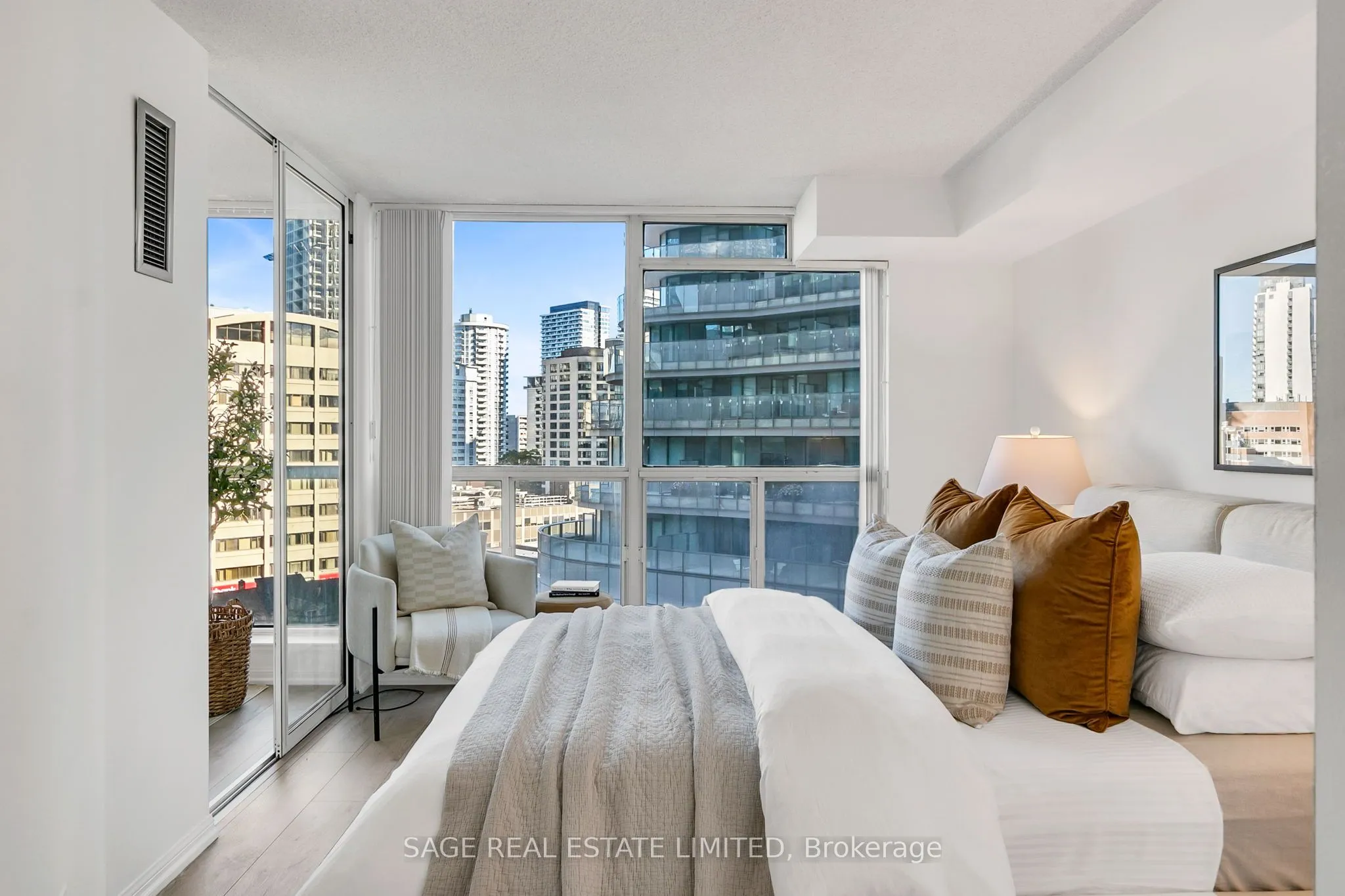 24 Wellesley Street W, #912