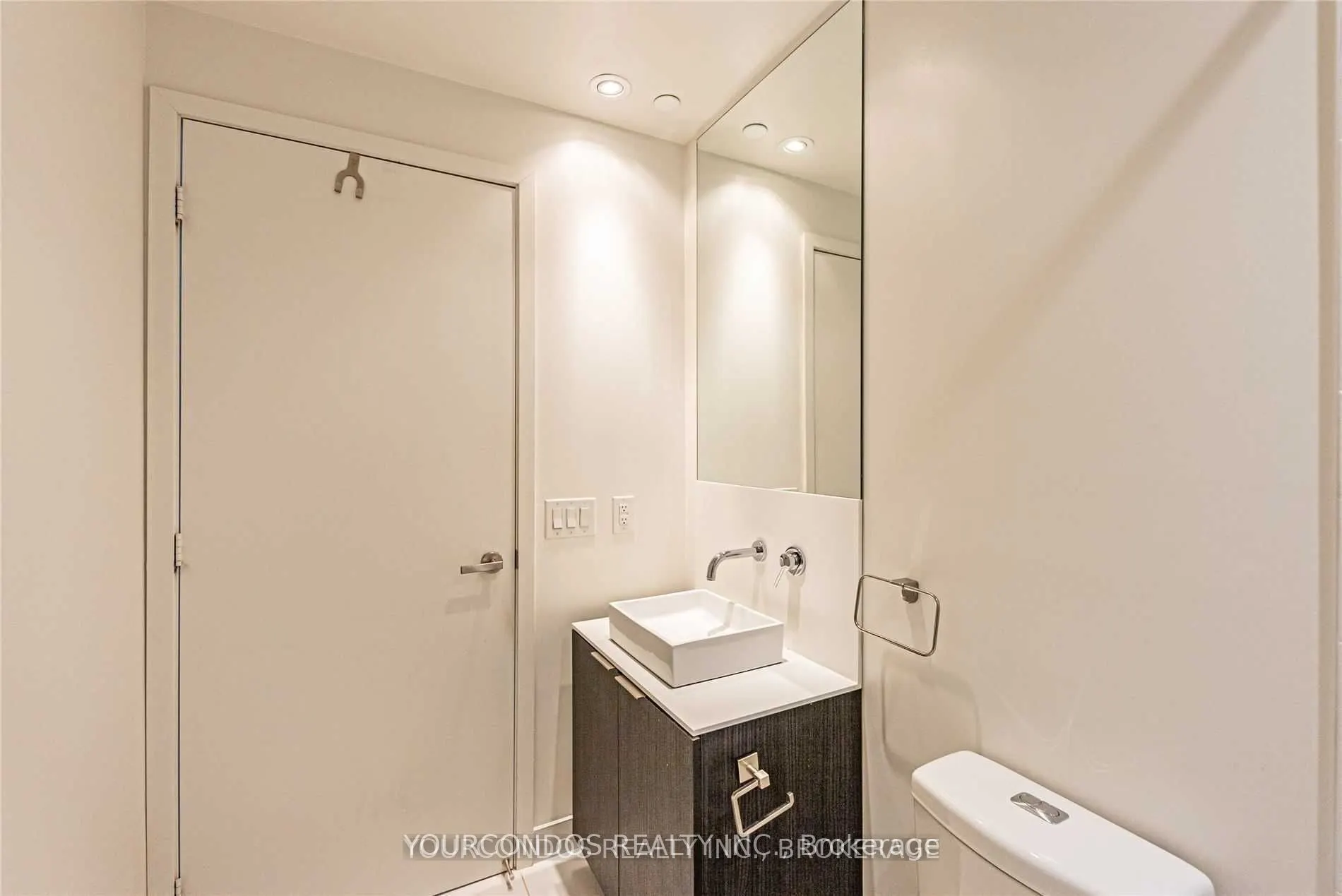 159 Dundas Street E, #4203