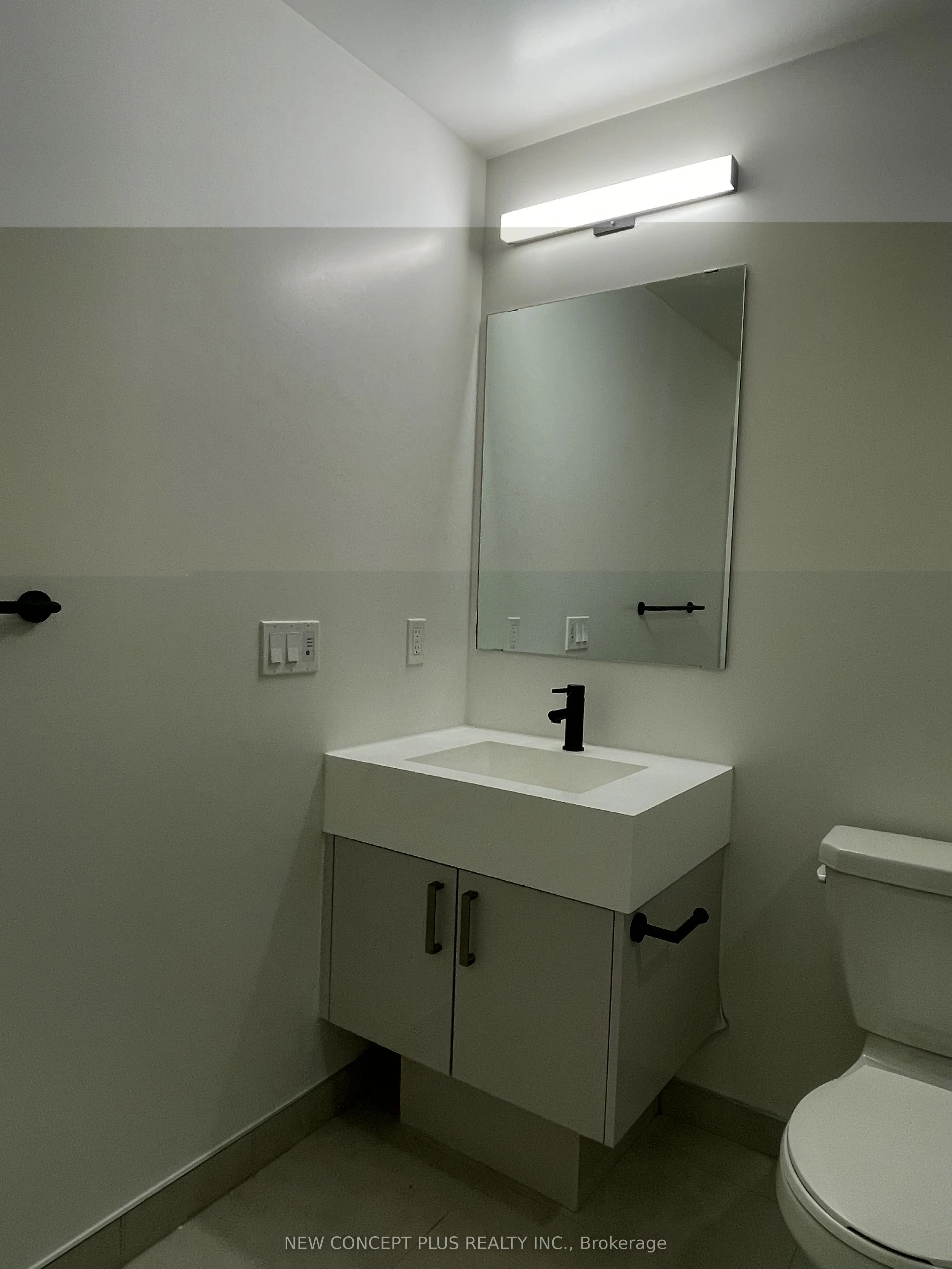 280 Dundas Street W, #1404