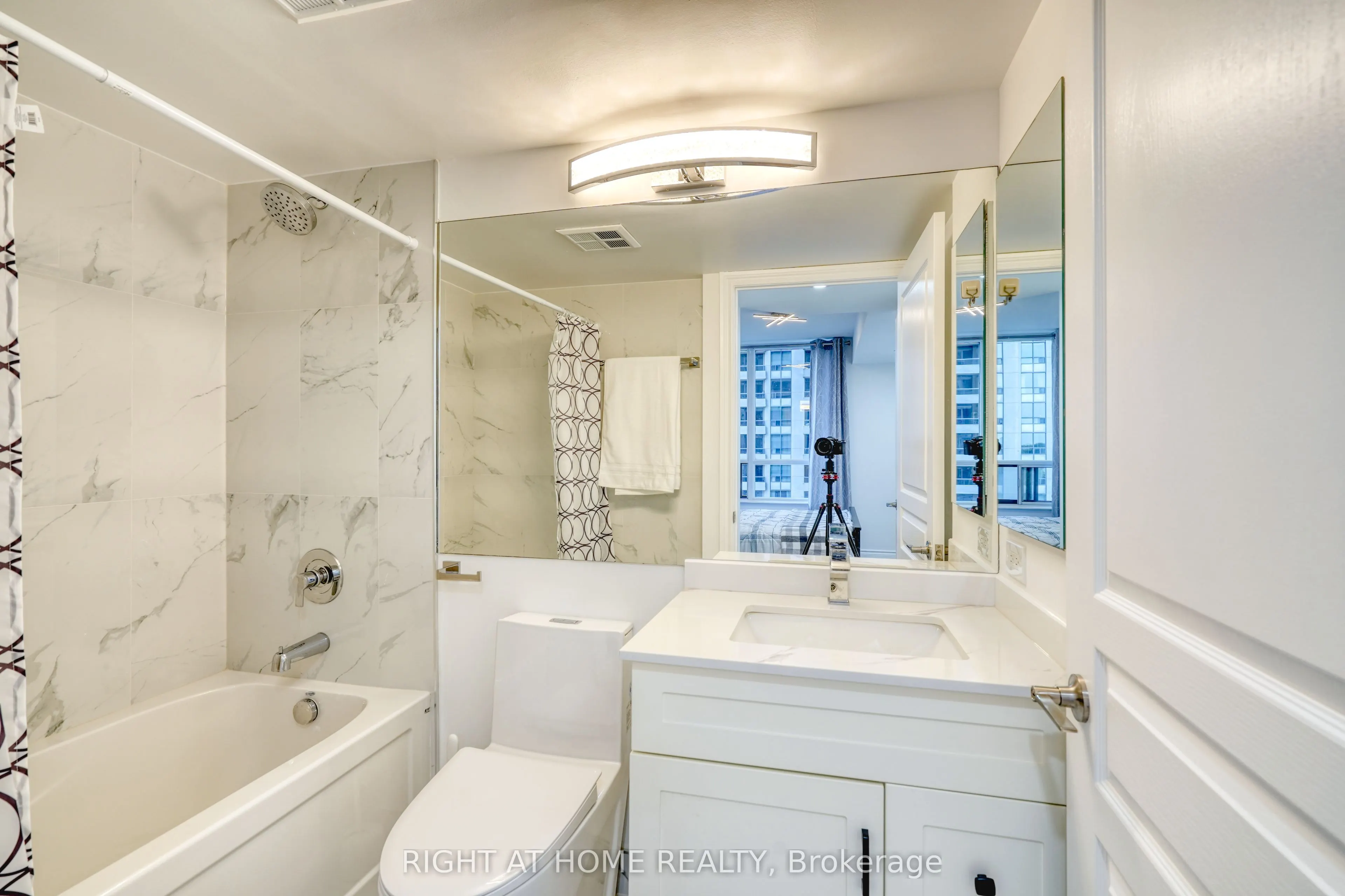 15 Northtown Way, #715