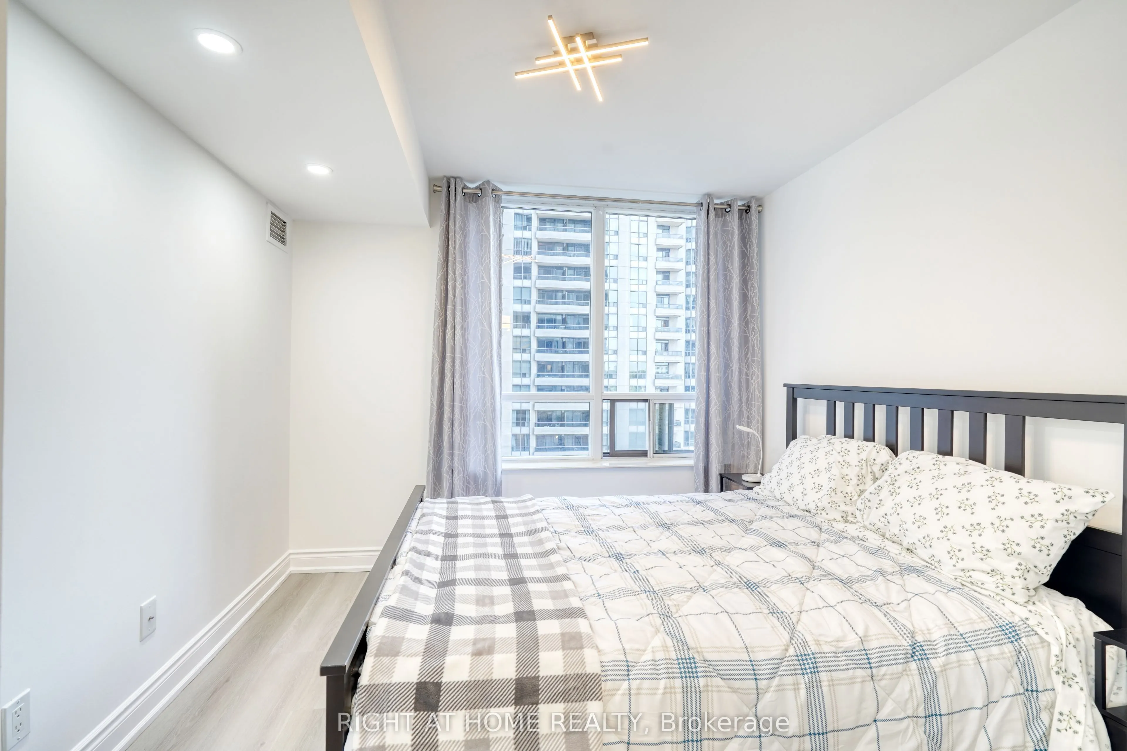 15 Northtown Way, #715