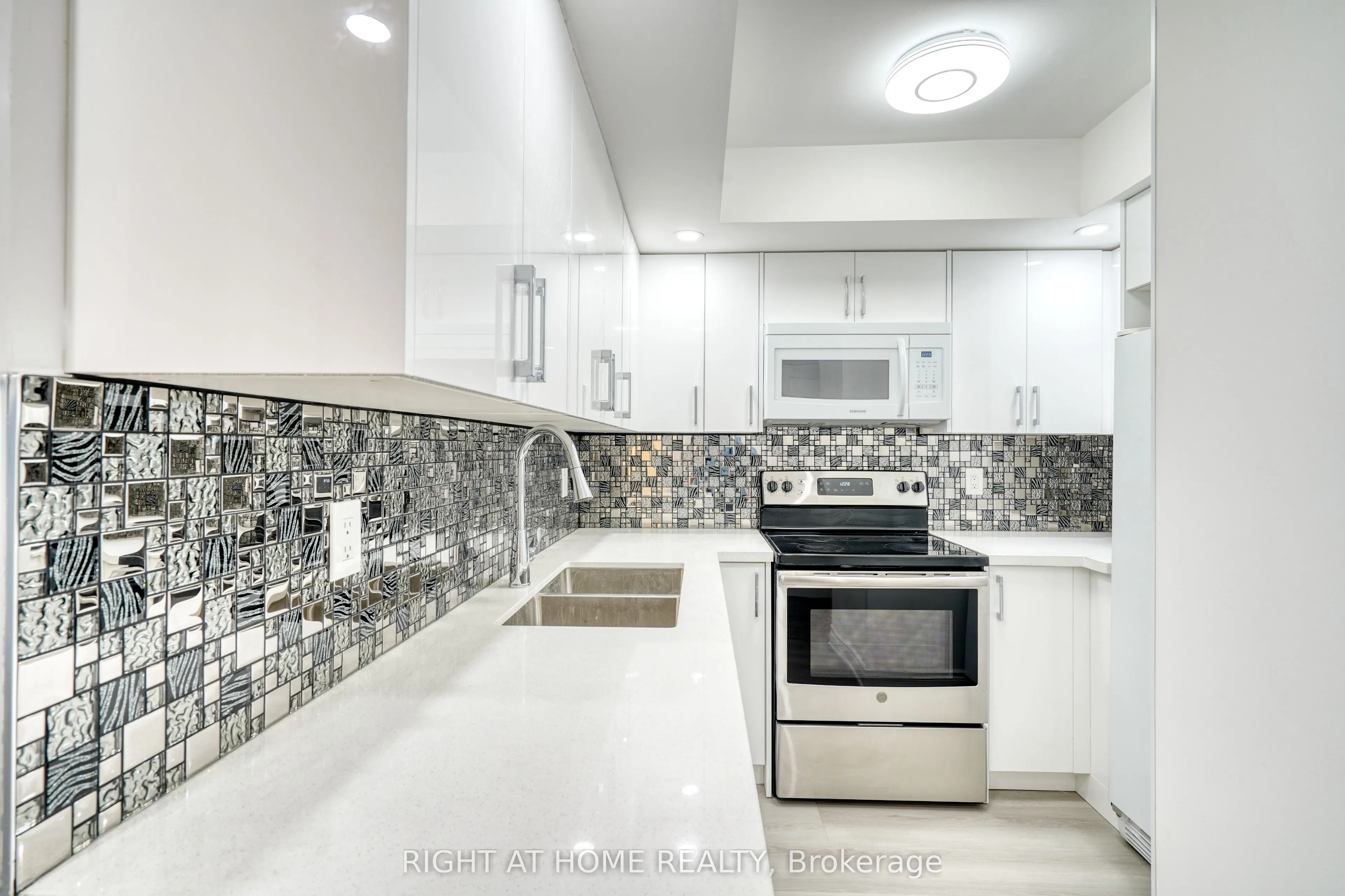 15 Northtown Way, #715